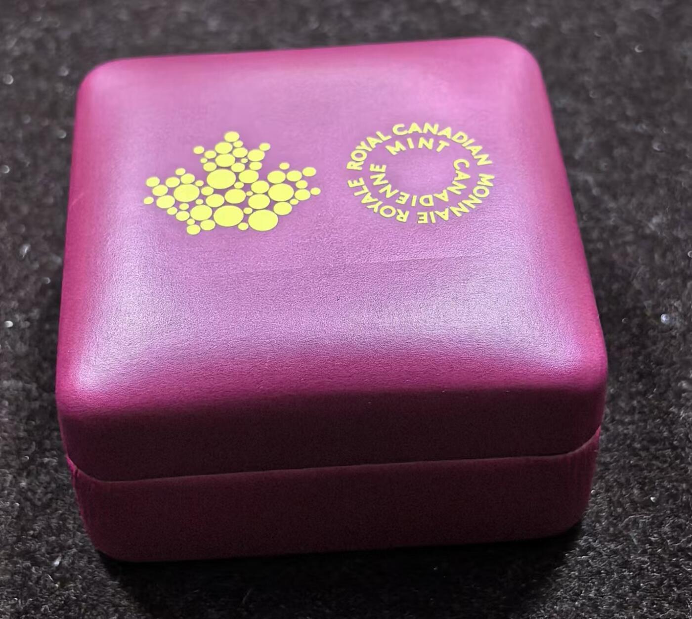 北京马甸外国币专卖微拍第124期，外国金银币专场，陆续上新，欢迎关注  加拿大2015年湖中的枫叶倒影 精制1盎司纪念银币，盒证齐全，