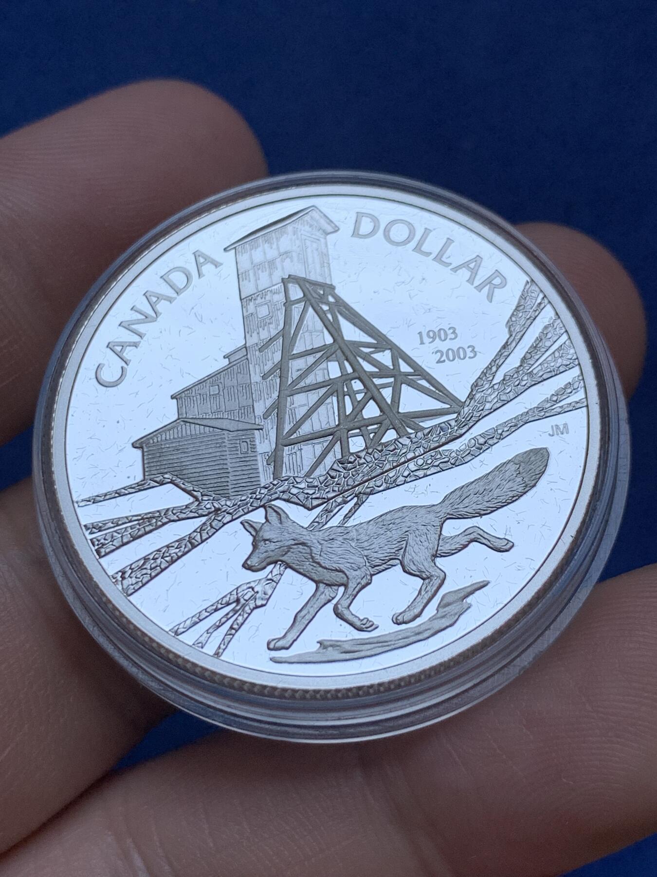 《竞宝斋》第296场- 周日，周一  2场连拍 （全场包邮） 加拿大2003年钴矿业100周年1元纪念大银币 999纯银 25.1克  盒证全 女王像币升值巨大