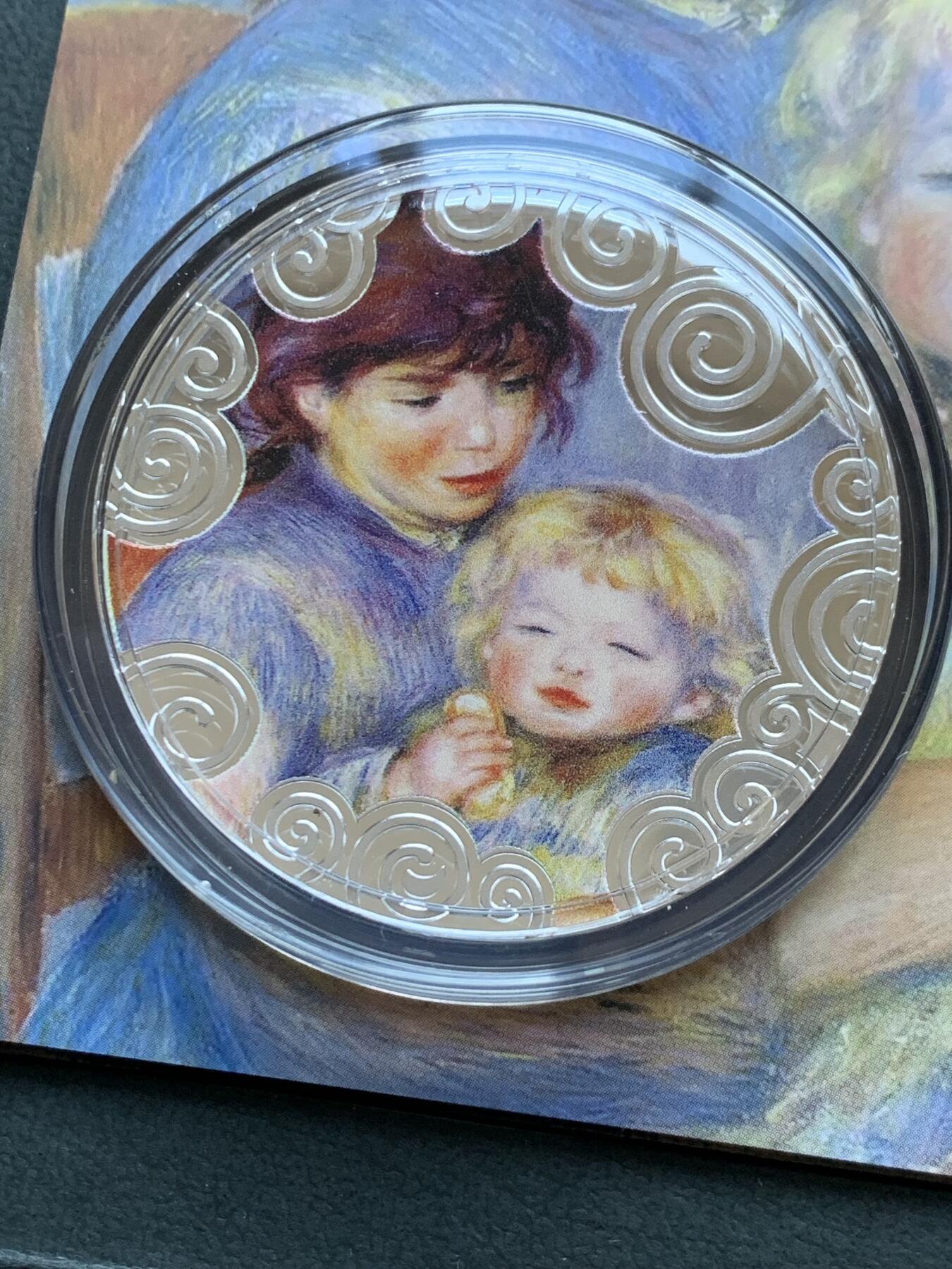 《竞宝斋》第296场- 周日，周一  2场连拍 （全场包邮） 喀麦隆2019年世界大师杰作系列(1)雷诺阿印象派超级名画《母爱(拿饼干的婴儿)》双面彩色精制银币(谐音:爱您永久), 1盎司加大(直径达50mm)， 系列第一枚（龙头币)，此画被誉为“越欣赏越迷人”的画，原价148美元 盒证齐全 精制币 1盎司 999银 50mm