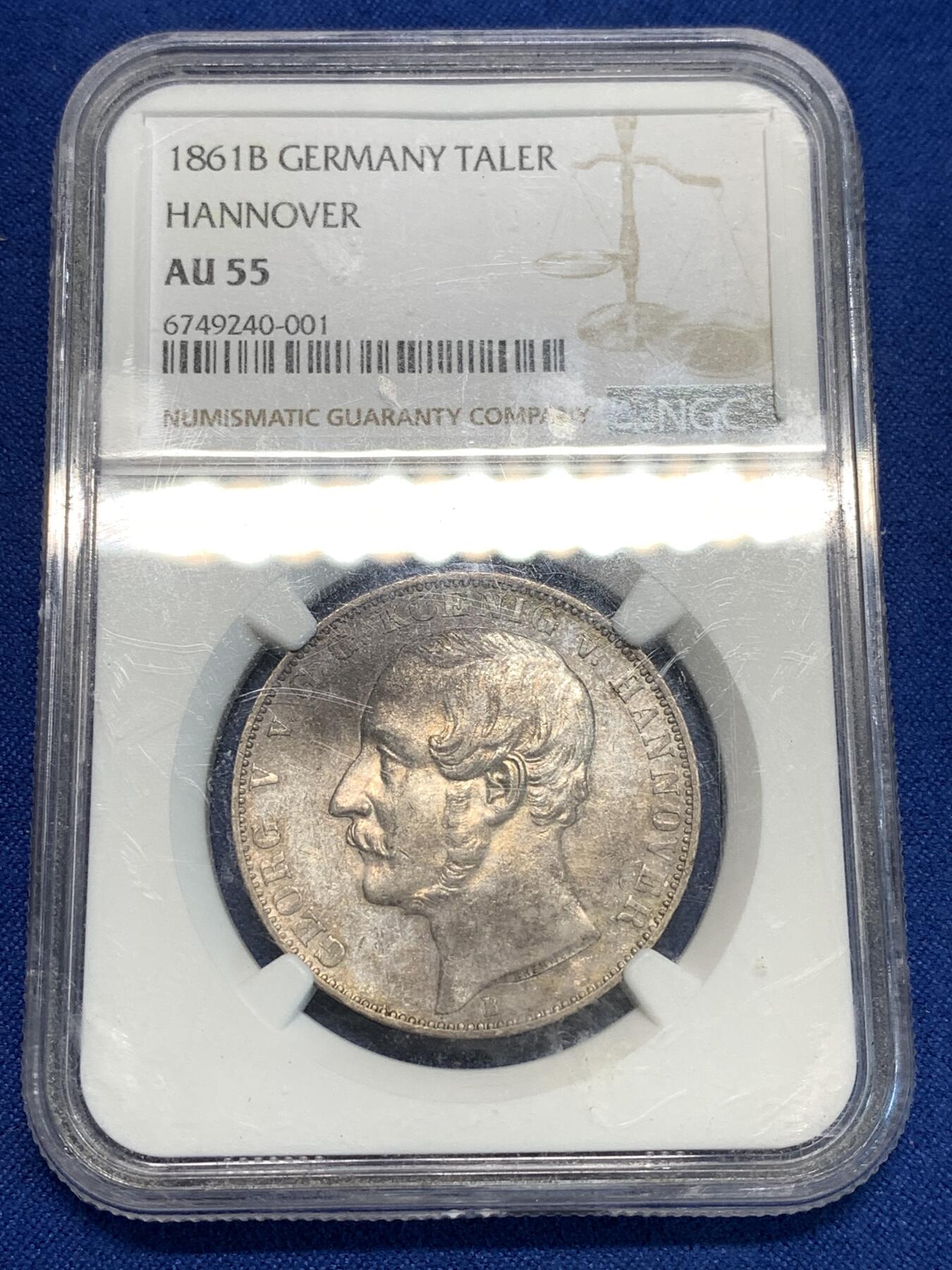 《竞宝斋》第296场- 周日，周一  2场连拍 （全场包邮） NGC AU55 德国 1861年 1泰勒 汉诺威狮马泰勒 原味包浆 背面盾徽充分体现了当时德国工艺制造水平 距今约有160多年历史，AU裸币拍卖成交价目前在950元！