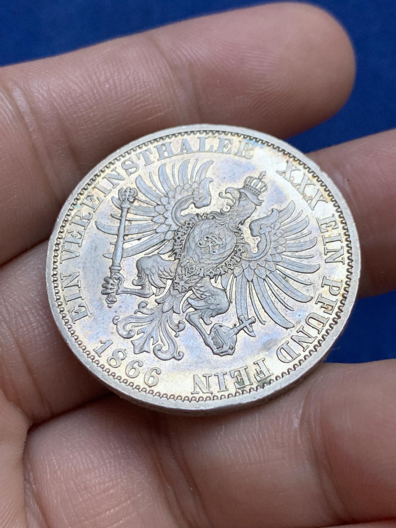 《竞宝斋》第296场- 周日，周一  2场连拍 （全场包邮） 德国普鲁士1866年普奥战争胜利1泰勒银币威廉一世带桂冠头像 底板有镜面感 牛皮纸保养边铭清晰