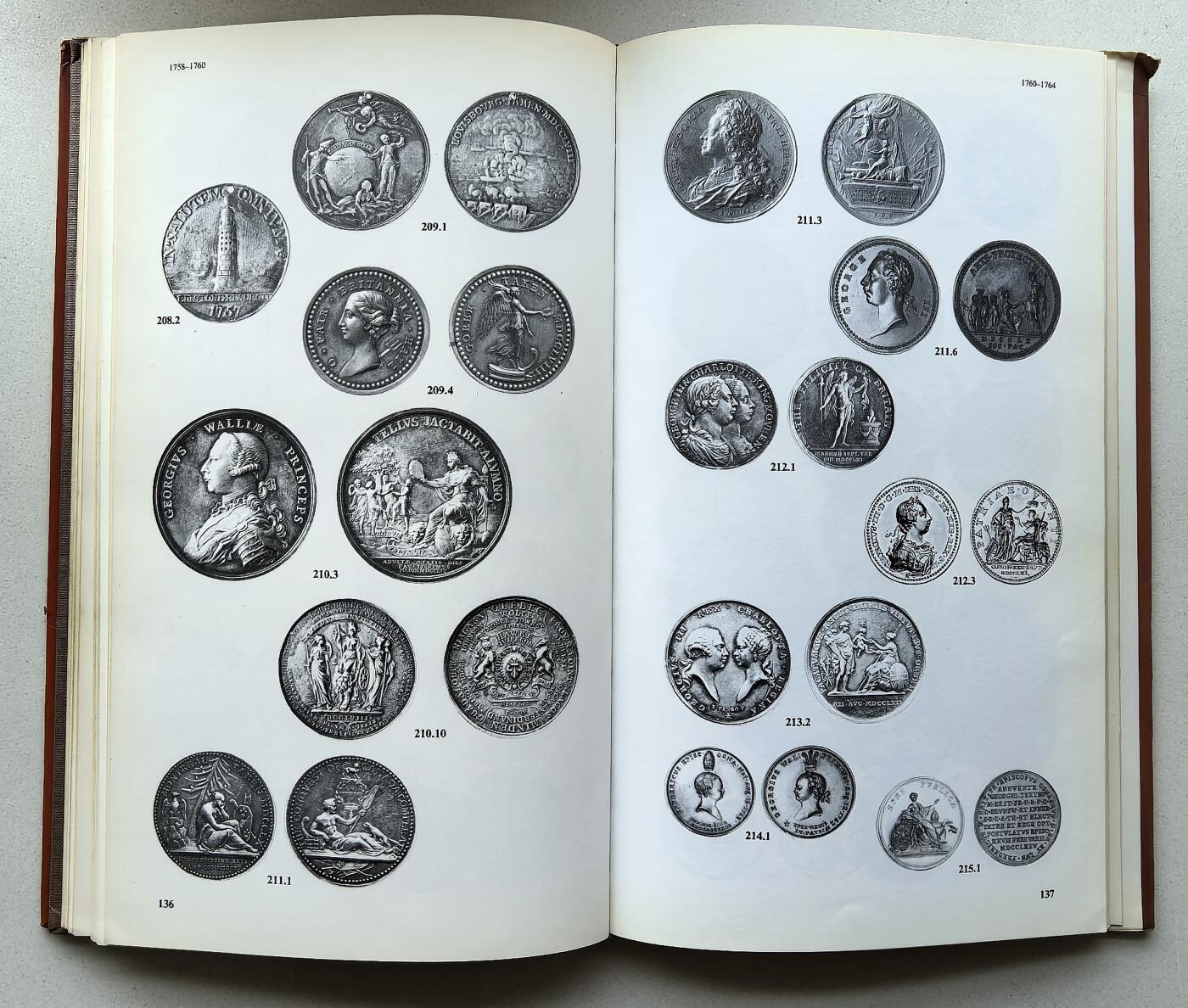 凡希社世界钱币微拍第二百八十期 1984年版SPINK英国纪念章目录，1558至当下，八五品，除了章牌信息和给出的参考价以外，还介绍了英国纪念章的源起，背景和制造工艺，相当实用的手册。