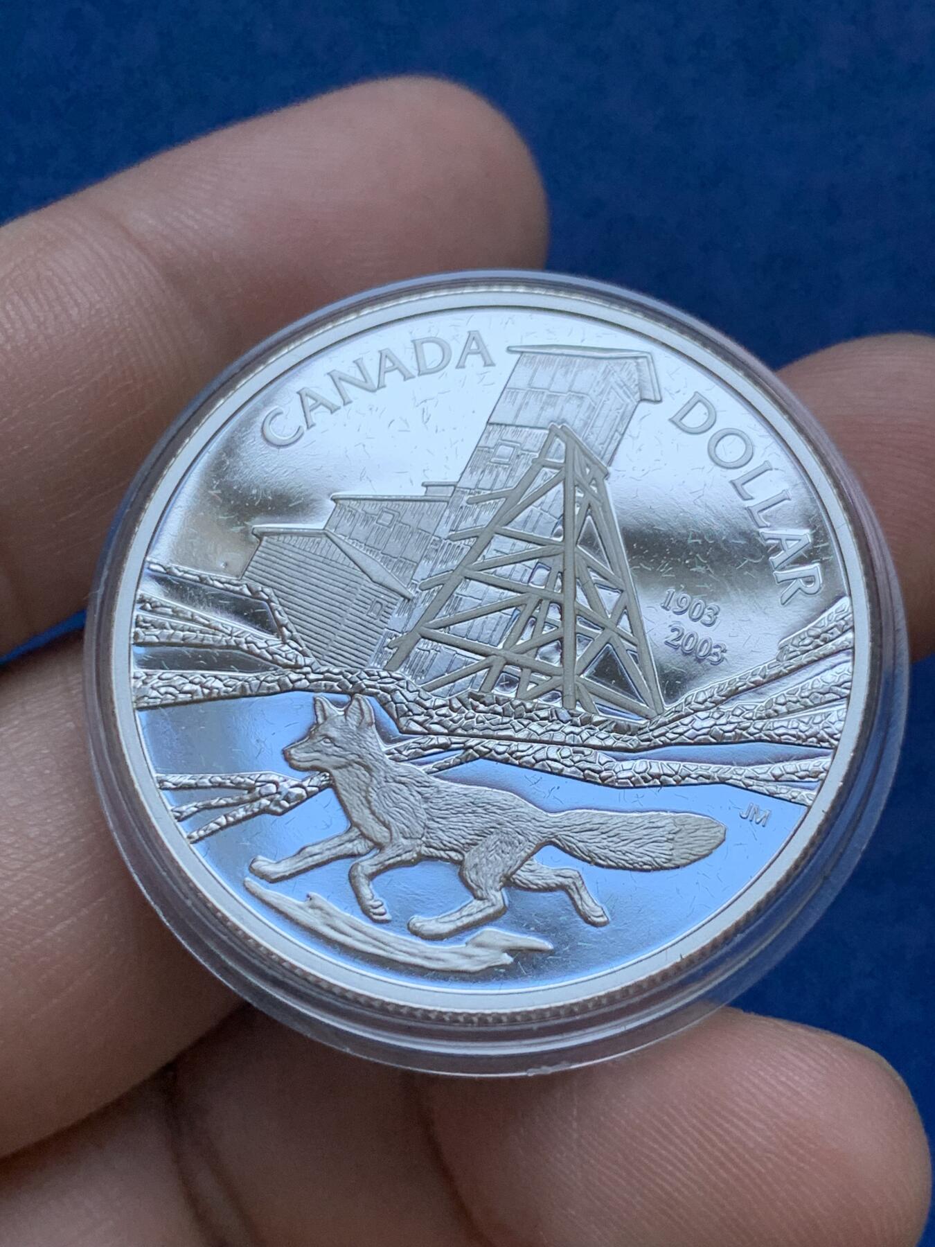 《竞宝斋》第296场- 周日，周一  2场连拍 （全场包邮） 加拿大2003年钴矿业100周年1元纪念大银币 999纯银 25.1克  盒证全 女王像币升值巨大