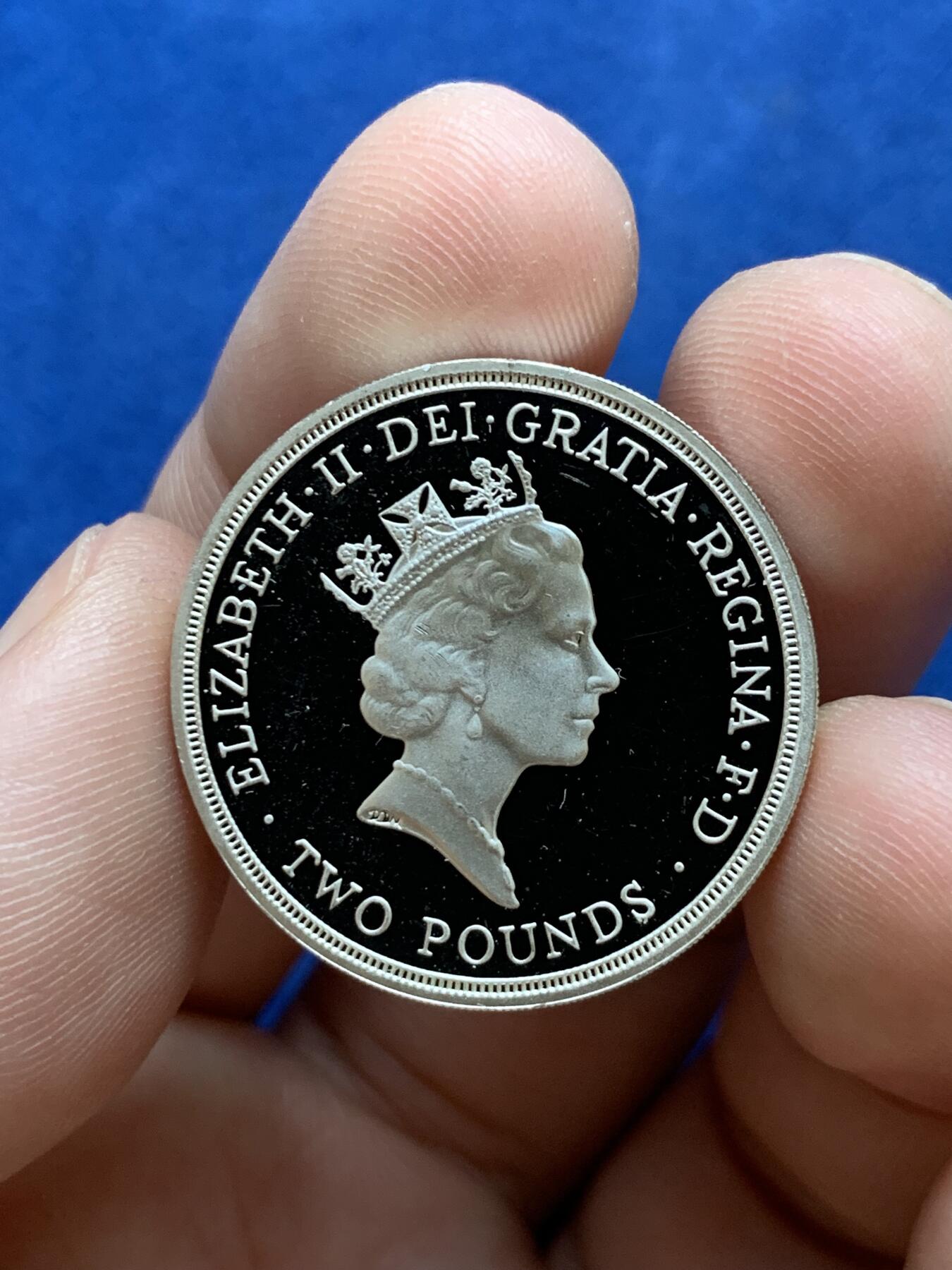 《竞宝斋》第296场- 周日，周一  2场连拍 （全场包邮） 英国1995年2镑精制纪念银币，二战胜利50周年、和平鸽