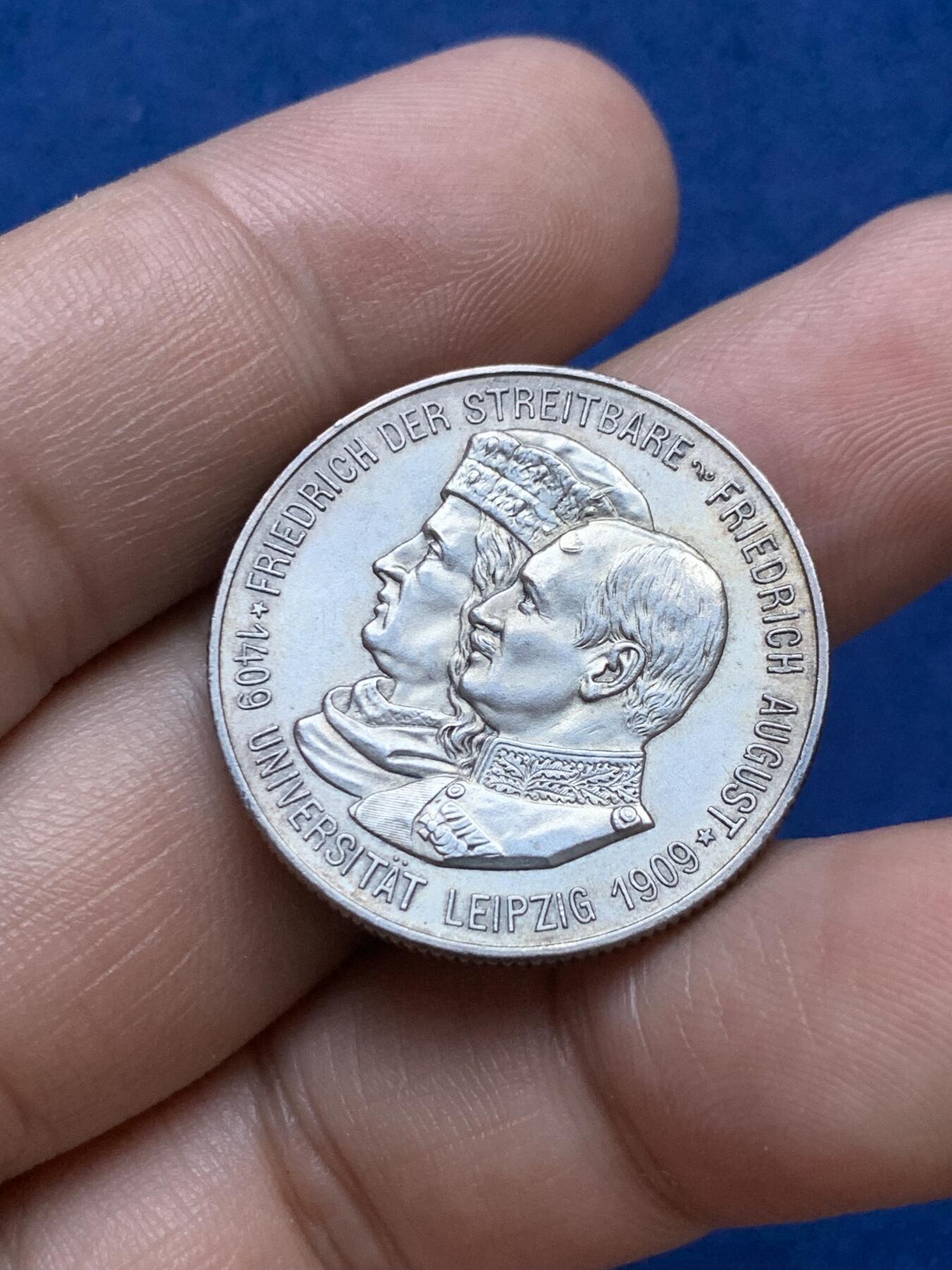 《竞宝斋》第296场- 周日，周一  2场连拍 （全场包邮） 德国萨克森1909年莱比锡大学2马克银币 牛皮纸保养细节出众