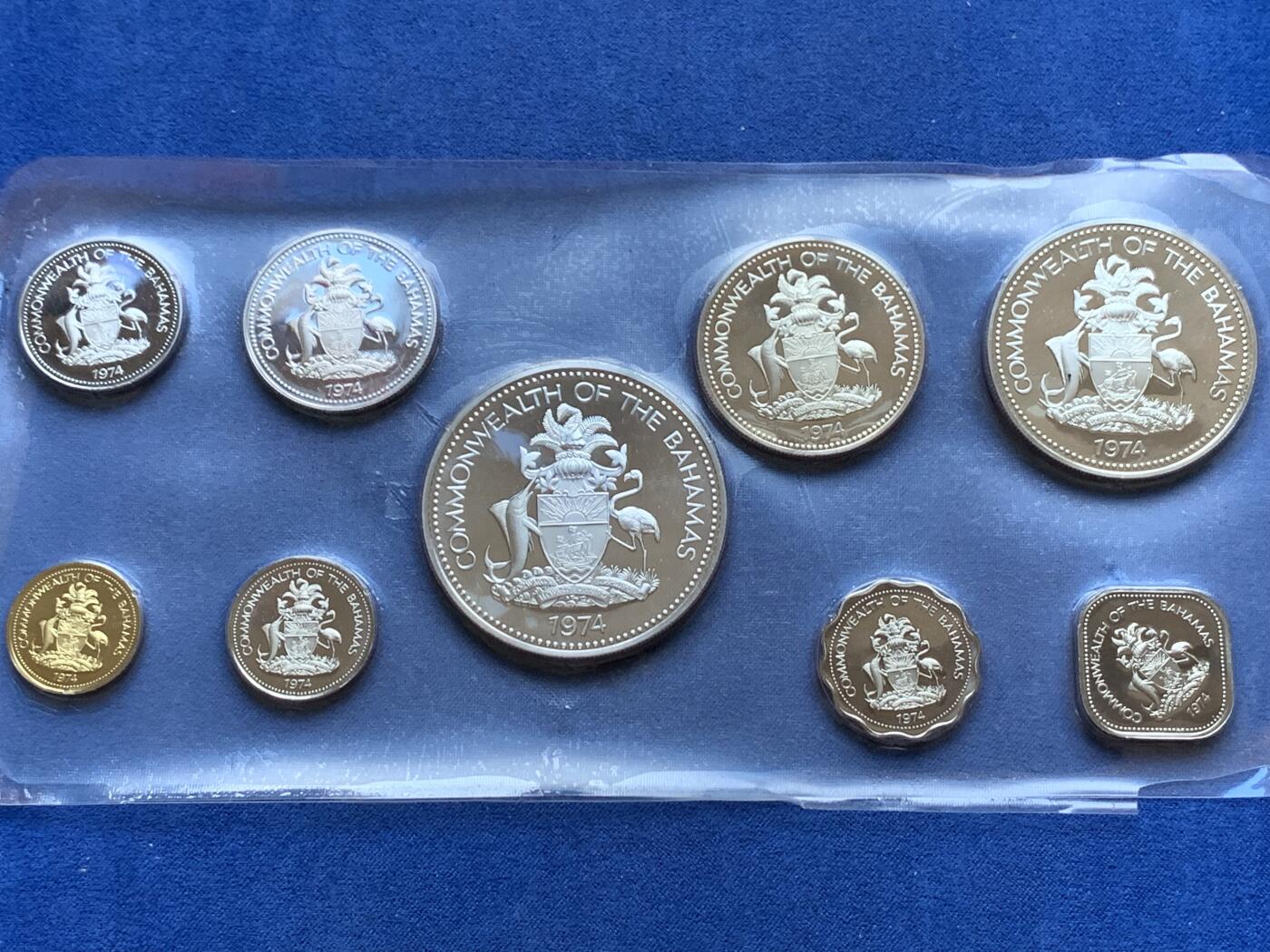 《竞宝斋》第296场- 周日，周一  2场连拍 （全场包邮） 巴哈马1974年精制套币，原盒证，国徽版。含50分、1、2、5元四枚银币，共含纯银90克