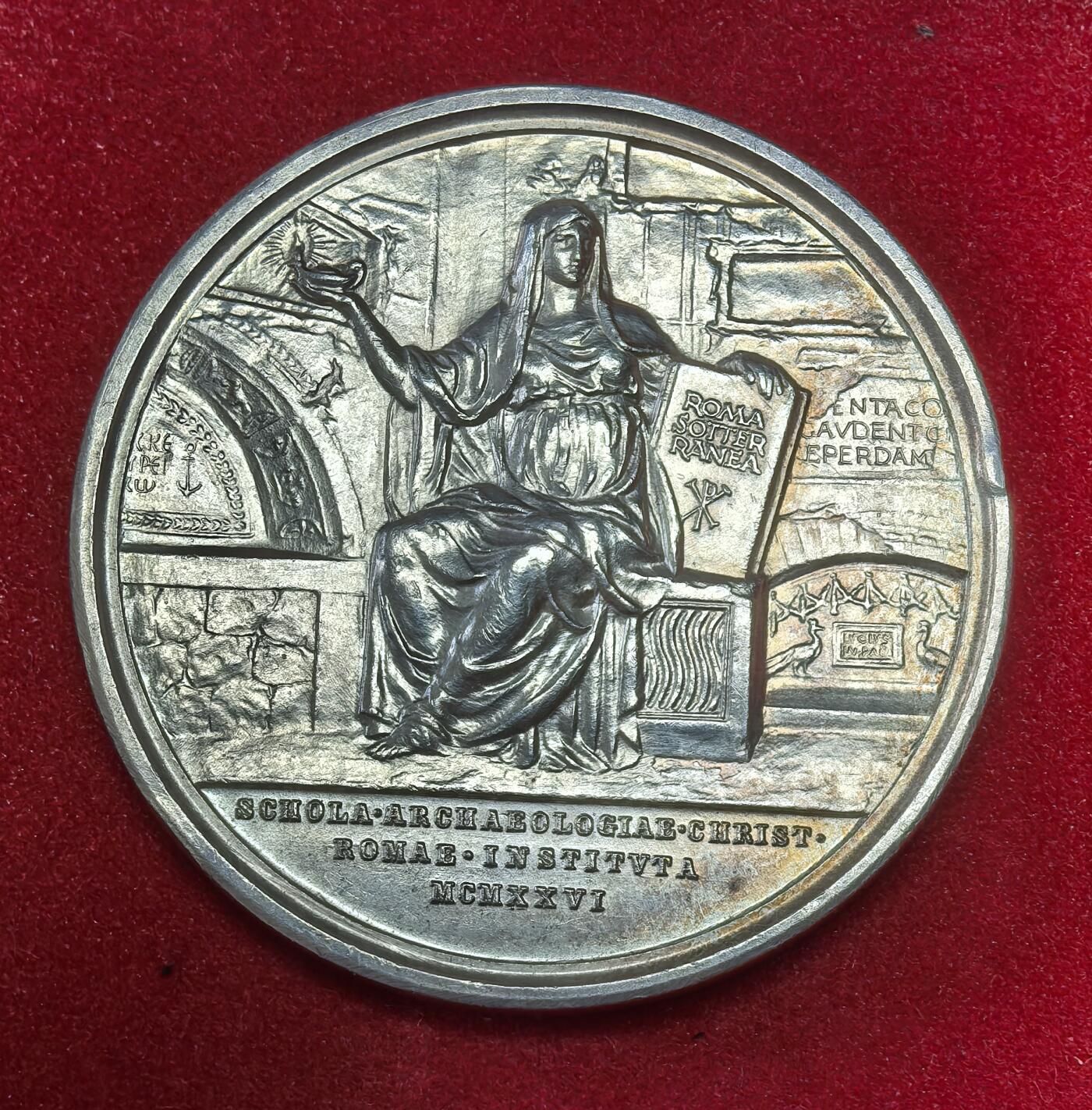 凡希社世界钱币微拍第二百八十期 1926梵蒂冈庇护十一世罗马考古学院纪念银章AU，边有一小磕，34g，直径44mm。