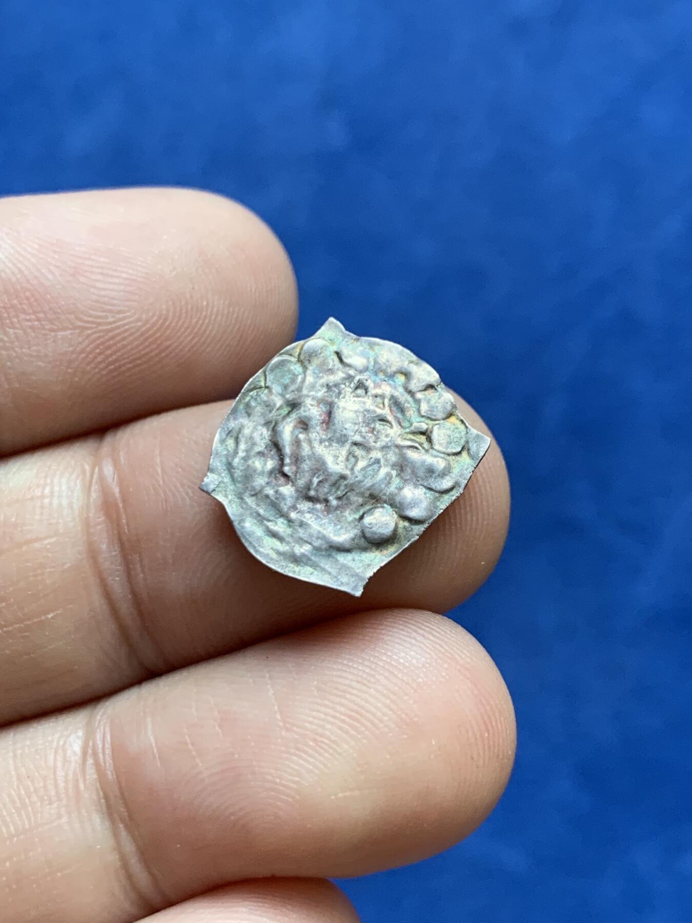 《竞宝斋》第296场- 周日，周一  2场连拍 （全场包邮） 德国中世纪布雷斯高伯国第纳尔打制银币，年份1251-1253年，哈布斯堡家族的鲁道夫四世在位时期，非常经典的苞状币，图案为向右的龙，外拍价格很高。（附图，见右侧）