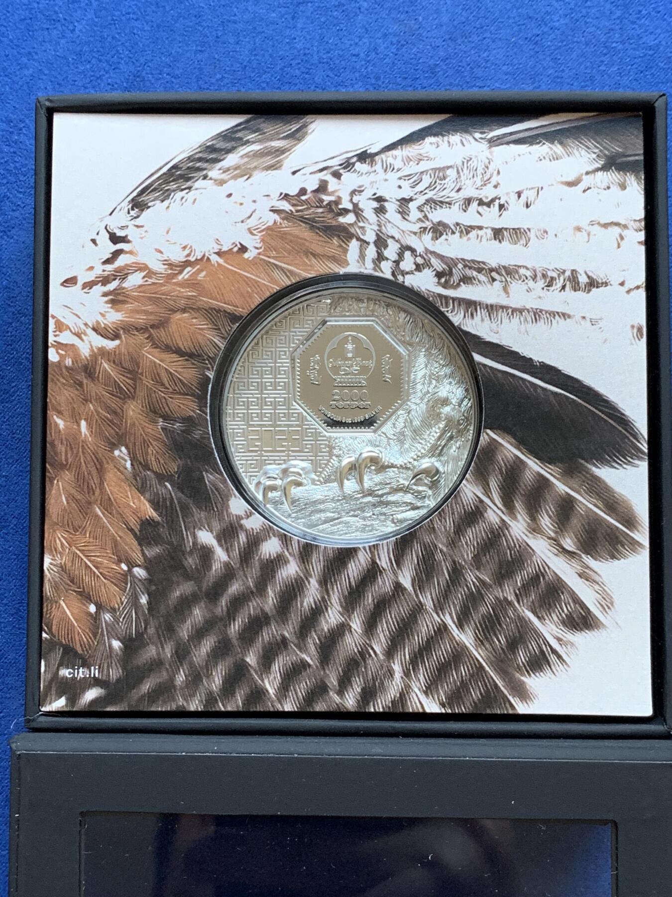 《竞宝斋》第296场- 周日，周一  2场连拍 （全场包邮） 蒙古2023年野生动物系列猎鹰2000图格里克（3盎司版本，双面超高浮雕工艺，限量999枚） 盒证齐全 精制币 3盎司 999银 45mm
