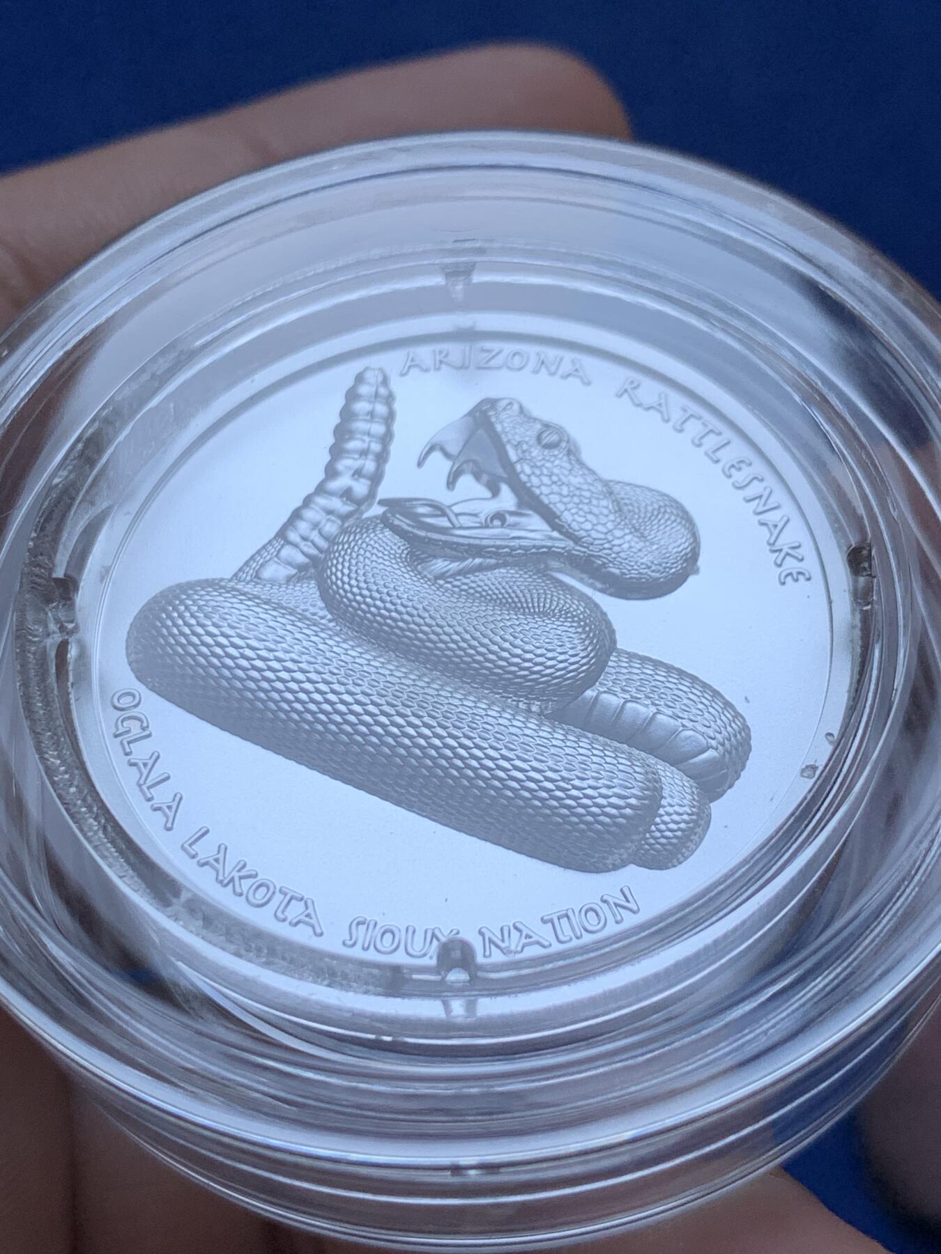 《竞宝斋》第296场- 周日，周一  2场连拍 （全场包邮） 美国2022年发行的印第安酋长系列2“杰罗尼莫”1美元纪念银币 1盎司 超高浮雕工艺 限量2500枚 内盒有损见图