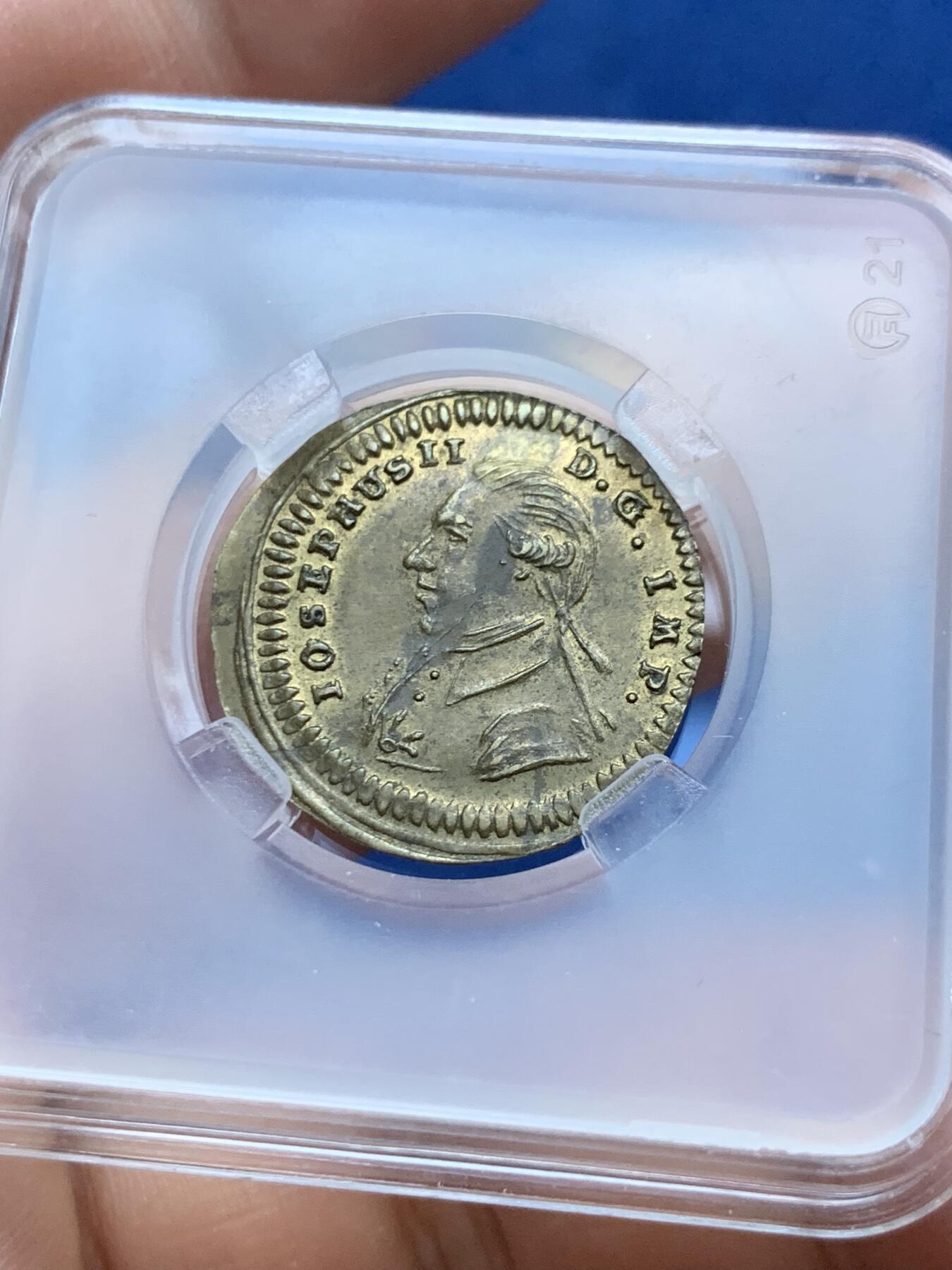 《竞宝斋》第296场- 周日，周一  2场连拍 （全场包邮） 神圣罗马帝国纽伦堡1783年代币，正面是神圣罗马皇帝约瑟夫二世半身像，背面是经典的王权宝球，由三个三角和三个半圆环绕。背面的铭文ANFANG BEDENCK DAS ENDT意为：在开始时想到最后