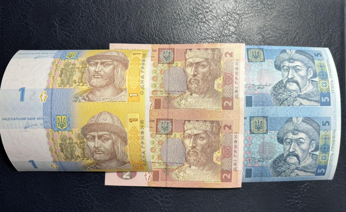 收藏联盟Quantum Auction 第367期拍卖  乌克兰2011-18年1到20格里夫纳两联体 品相全新UNC 因剪裁原因自然弯曲，20面值微瑕，细节如图