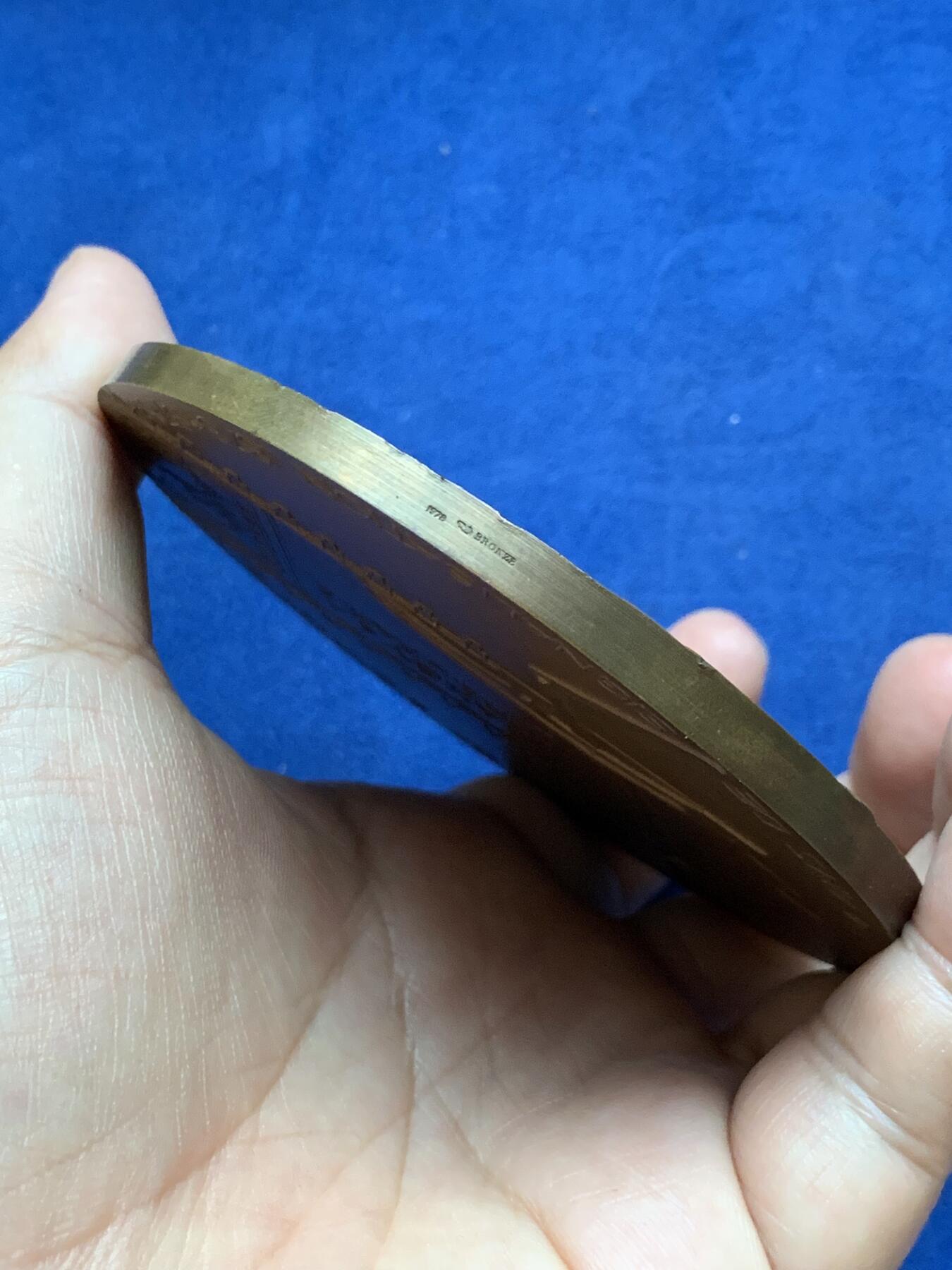 《竞宝斋》第296场- 周日，周一  2场连拍 （全场包邮） 1821-1913人物系列超大铜章 391.2克 94.8mm 丰饶角边铭