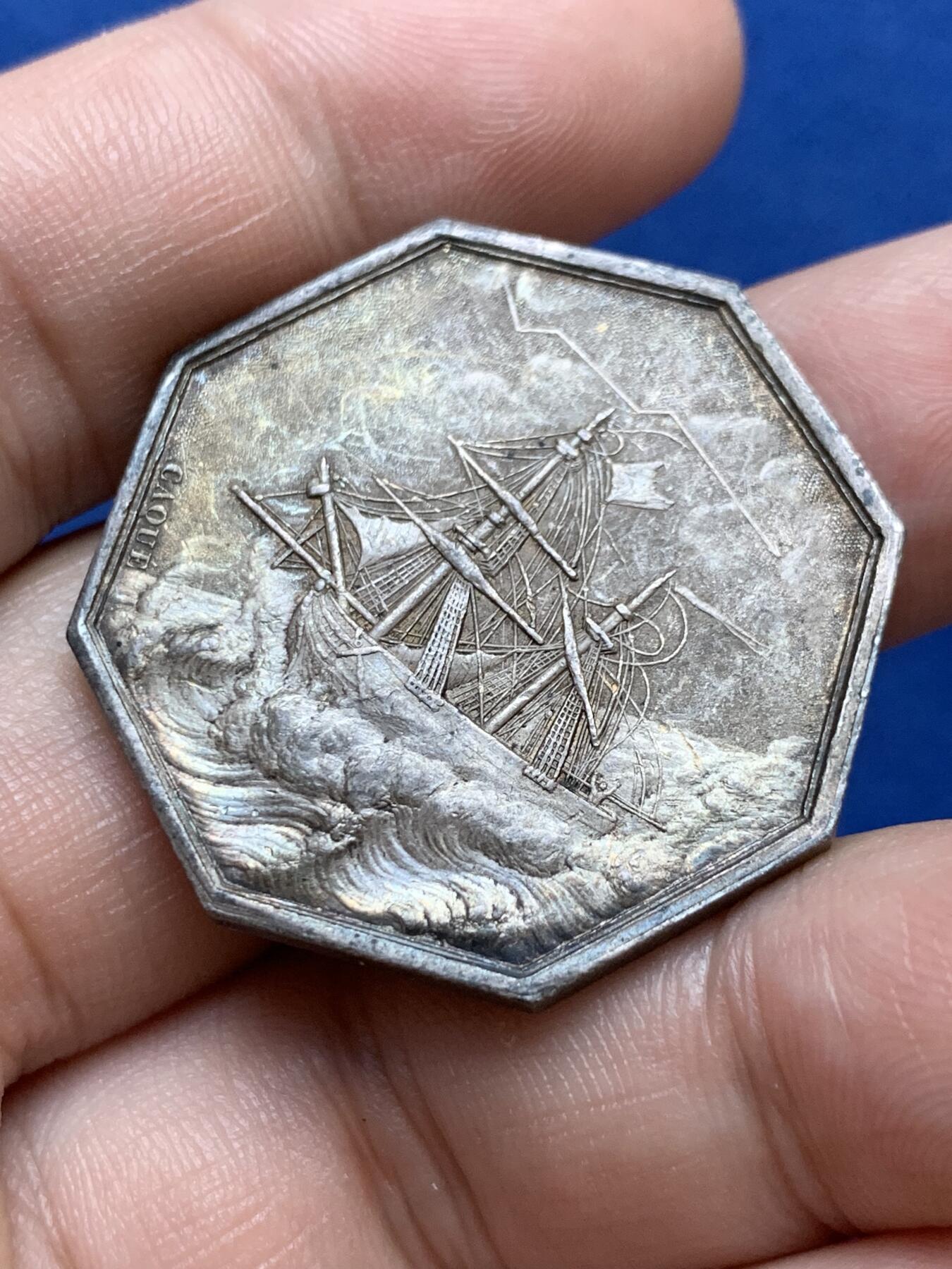 《竞宝斋》第296场- 周日，周一  2场连拍 （全场包邮） 法国 名誉品 美人鱼 八角银质代币 油灯边铭 17.22克 33mm