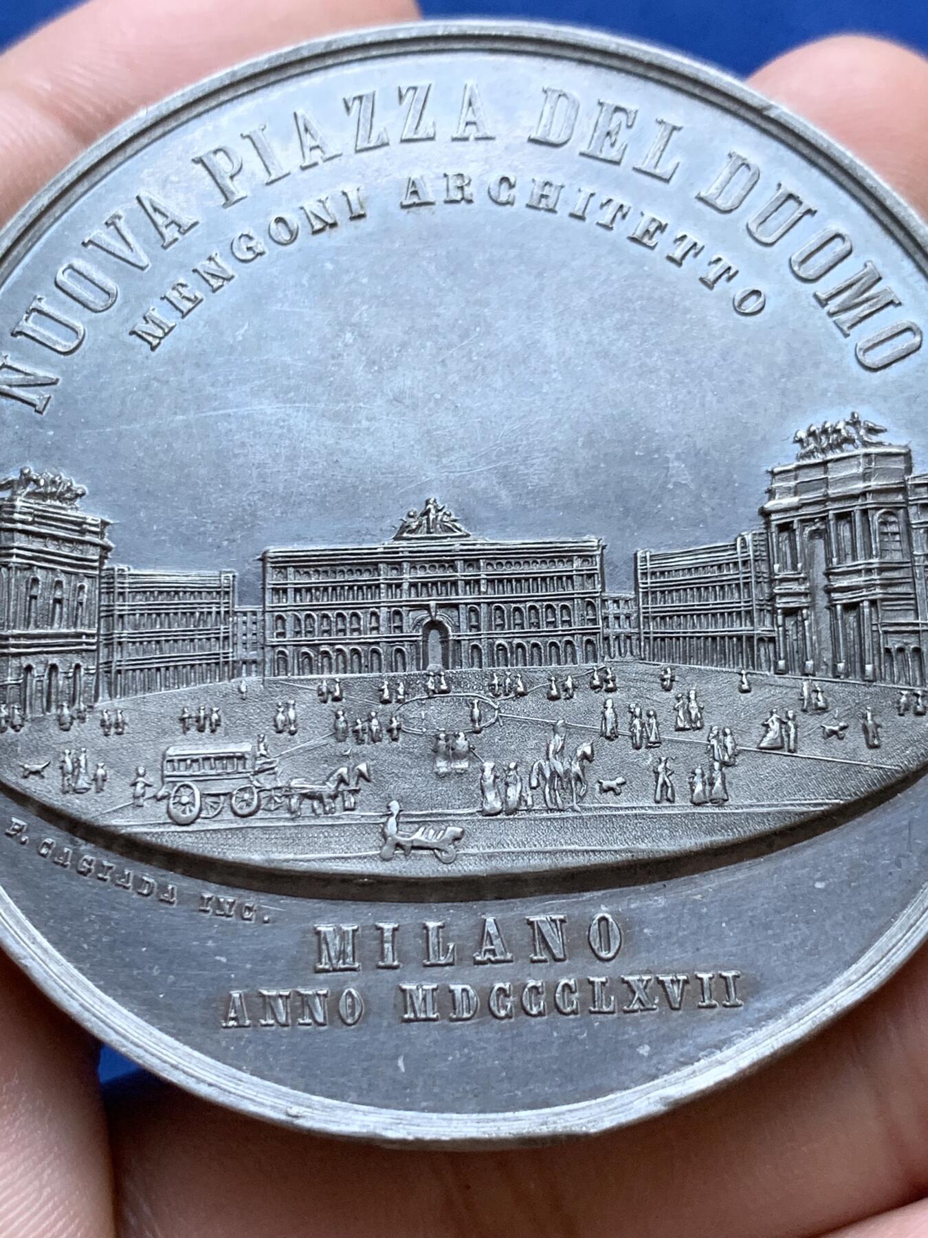 《竞宝斋》第296场- 周日，周一  2场连拍 （全场包邮） 意大利1867年米兰中心广场及米兰大教堂纪念章，白色金属材质，少见，高浮雕，细节栩栩如生。世界五大天主教堂之一，56mm大尺寸 75克
