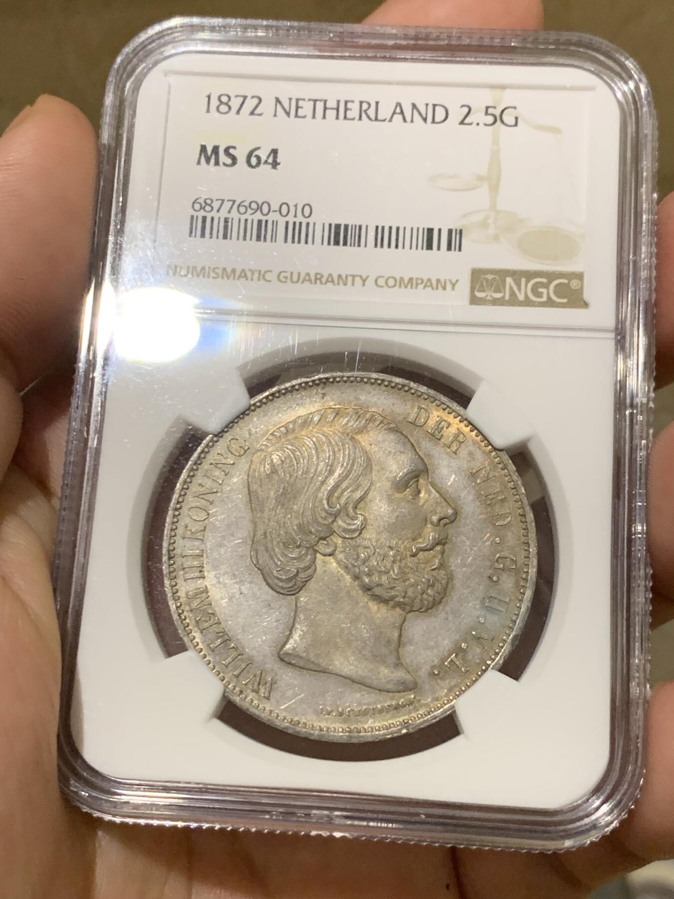 《竞宝斋》第296场- 周日，周一  2场连拍 （全场包邮） NGC MS64 1872年荷兰威廉三世2.5盾大银 稀少高分原包浆，状态非常不错。