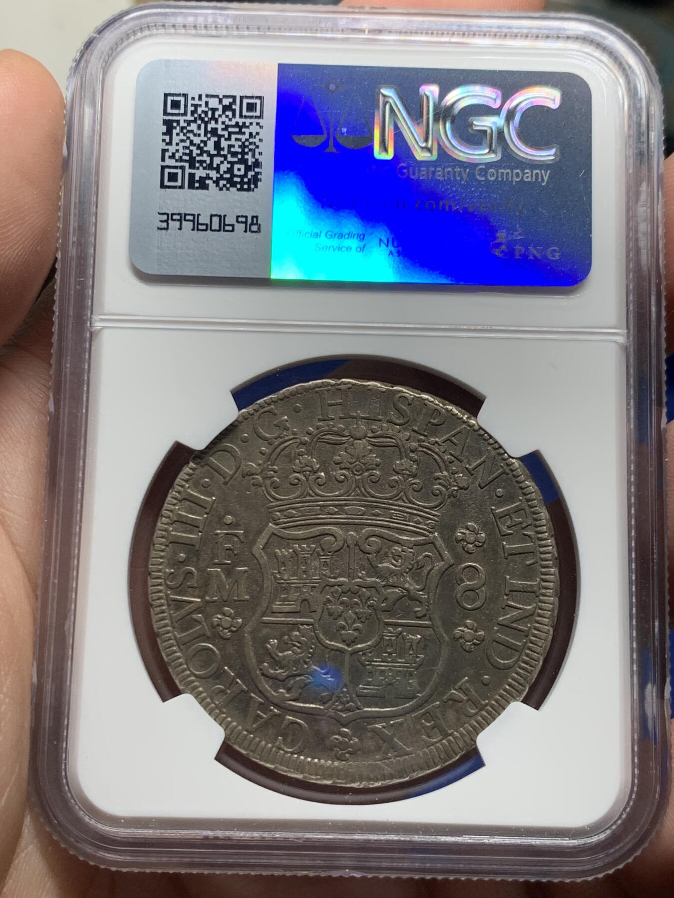 《竞宝斋》第296场- 周日，周一  2场连拍 （全场包邮） NGC XFD 墨西哥1770年卡洛斯三世地球双柱8里亚尔银币 币面全深打 细节好 酱彩黑包浆 味道一流