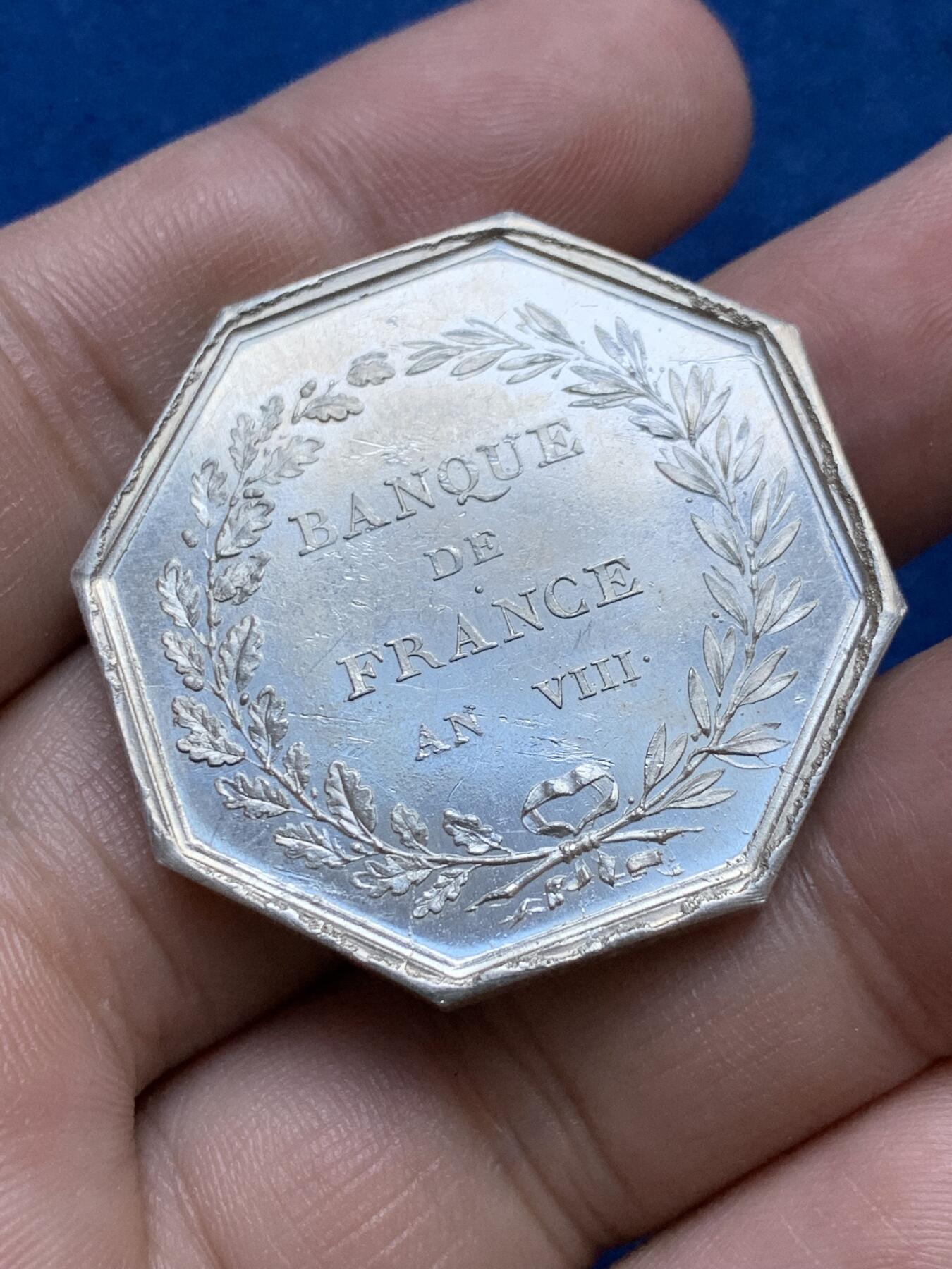 《竞宝斋》第296场- 周日，周一  2场连拍 （全场包邮） 法国1800年法兰西银行成立银质代币，25.01g，36.4mm，手指边铭，可送评级