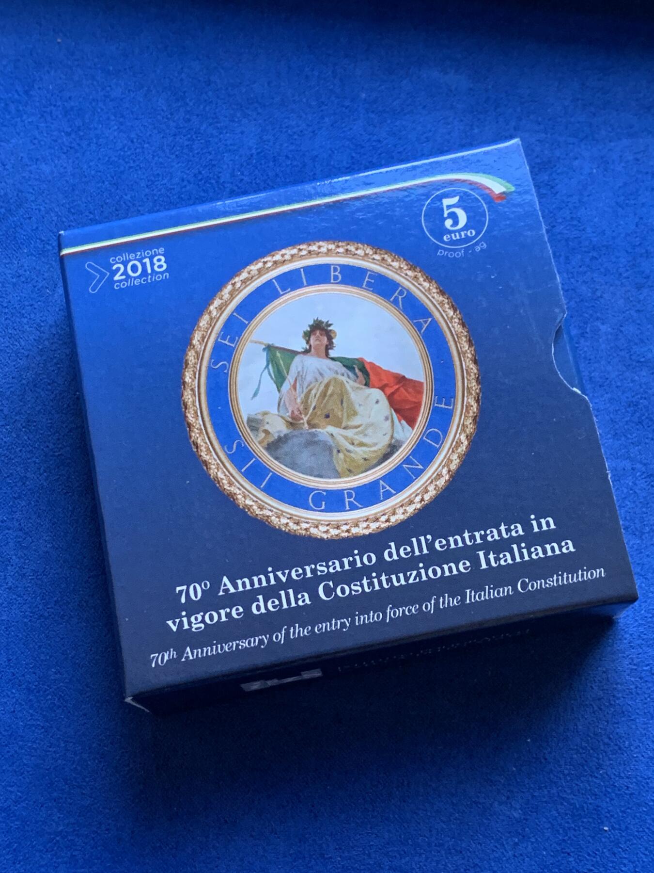 《竞宝斋》第296场- 周日，周一  2场连拍 （全场包邮） 意大利2018年宪法70周年彩银5欧纪念币 限量5000枚 2020年克劳斯世界硬币大奖赛之年度最佳时事币 盒证齐全 精制币 18g 925银 32mm
