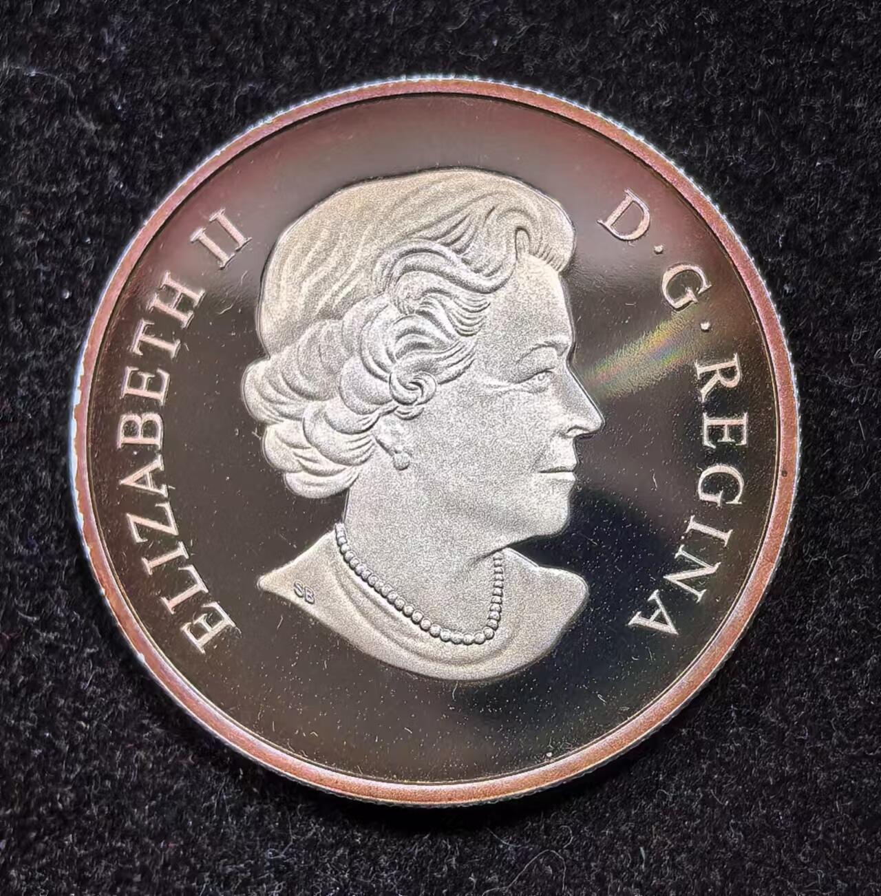 北京马甸外国币专卖微拍第124期，外国金银币专场，陆续上新，欢迎关注  加拿大2015年湖中的枫叶倒影 精制1盎司纪念银币，盒证齐全，