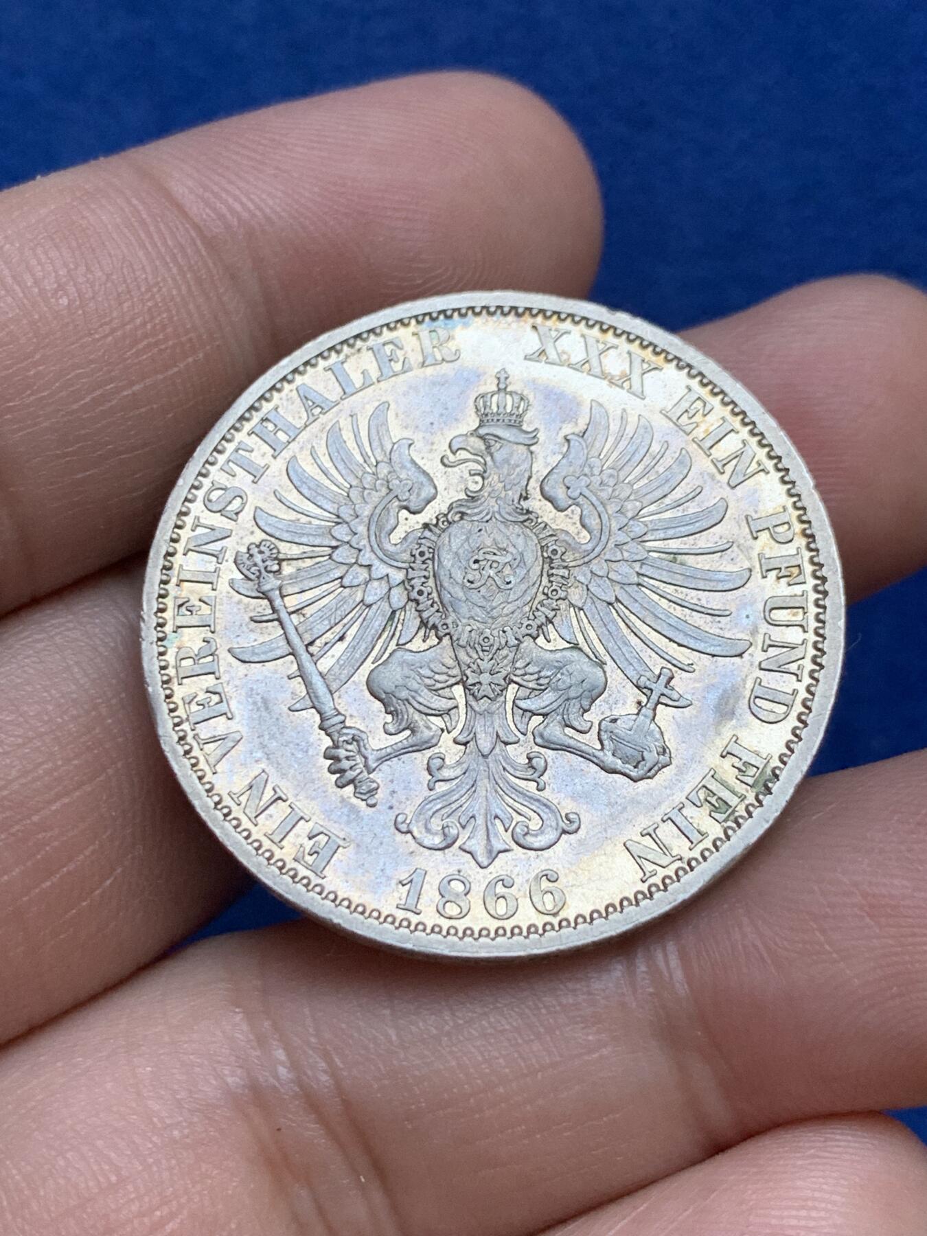 《竞宝斋》第296场- 周日，周一  2场连拍 （全场包邮） 德国普鲁士1866年普奥战争胜利1泰勒银币威廉一世带桂冠头像 底板有镜面感 牛皮纸保养边铭清晰