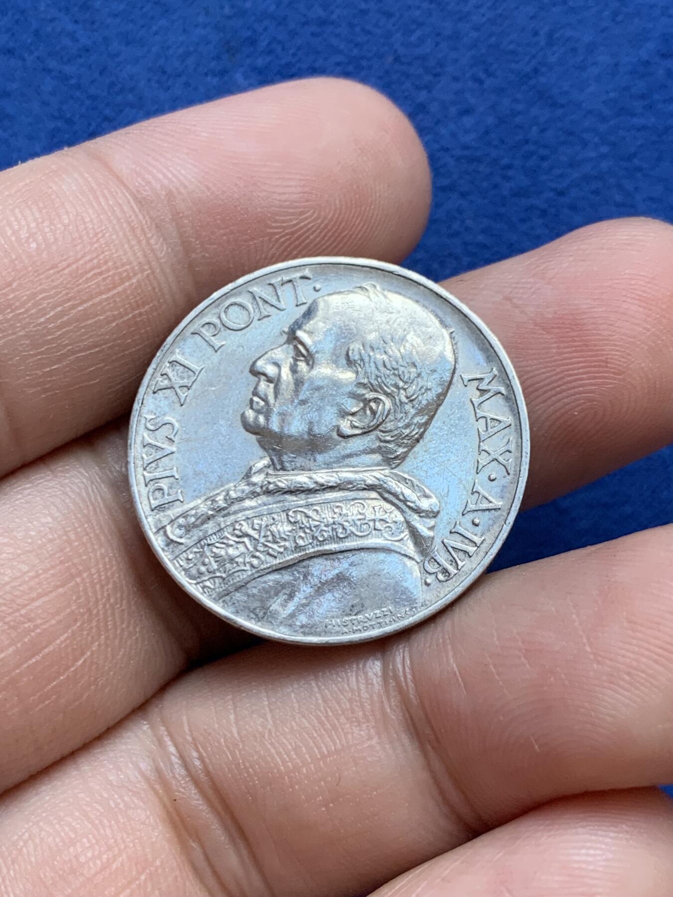 《竞宝斋》第296场- 周日，周一  2场连拍 （全场包邮） 梵蒂冈 1933年 圣年 10里拉 银币 原味包浆 稀缺品种 发行量五万枚 厚度2mm 其他年份厚度2.2mm