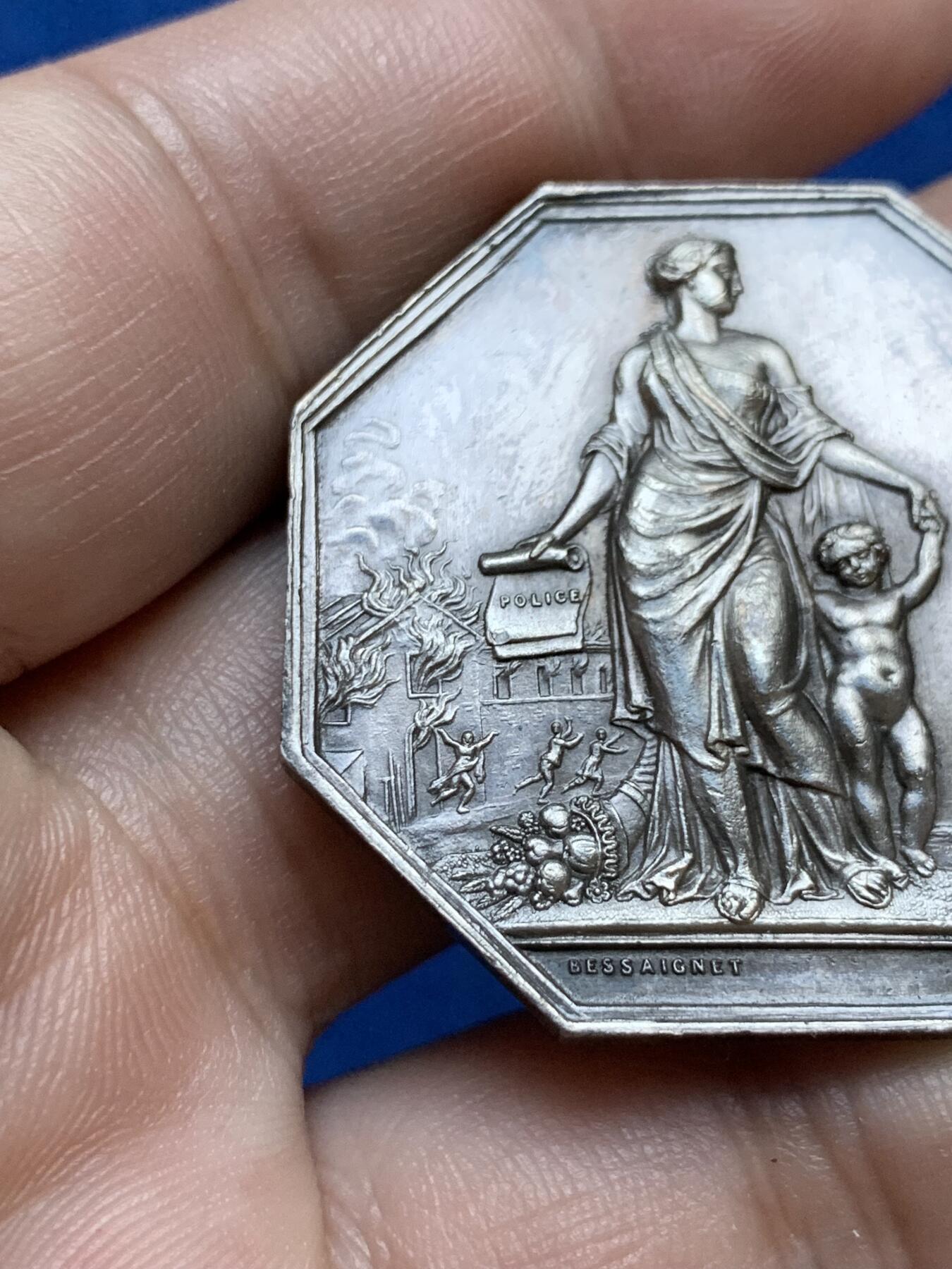 《竞宝斋》第296场- 周日，周一  2场连拍 （全场包邮） 法国 1860-1879 火灾保险 八角银质代市 蜜蜂边铭 底板光洁人物细致非常不错的品种 21.1克 36.5mm