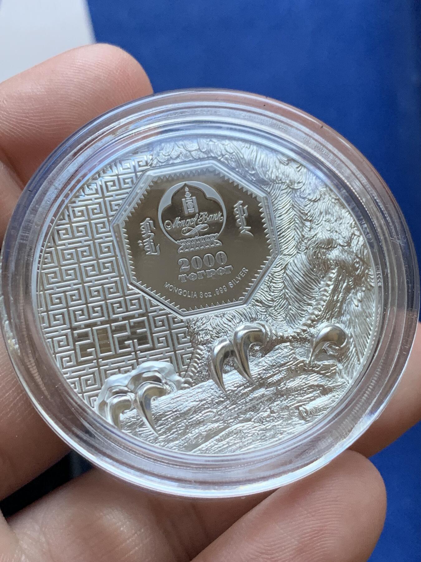 《竞宝斋》第296场- 周日，周一  2场连拍 （全场包邮） 蒙古2023年野生动物系列猎鹰2000图格里克（3盎司版本，双面超高浮雕工艺，限量999枚） 盒证齐全 精制币 3盎司 999银 45mm