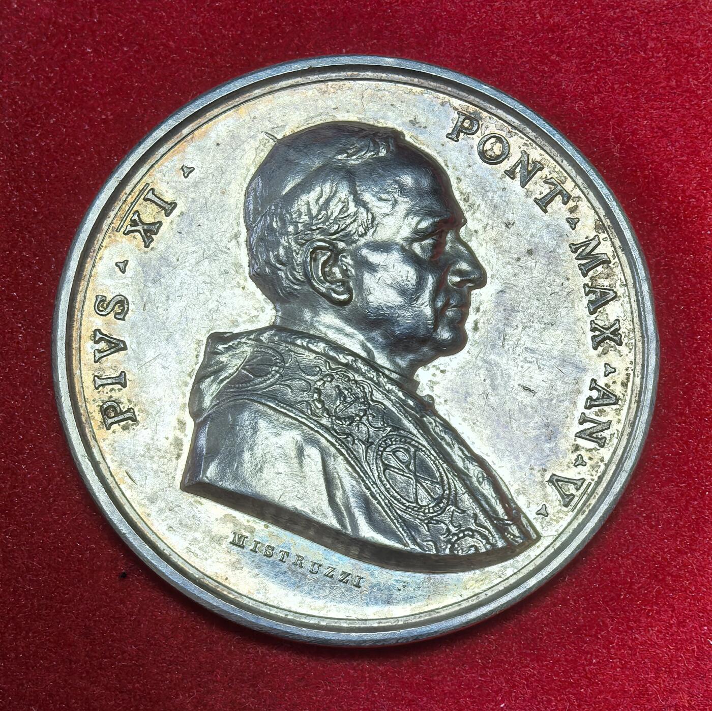 凡希社世界钱币微拍第二百八十期 1926梵蒂冈庇护十一世罗马考古学院纪念银章AU，边有一小磕，34g，直径44mm。