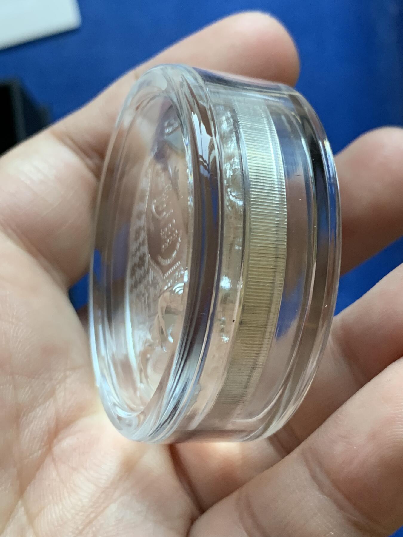 《竞宝斋》第296场- 周日，周一  2场连拍 （全场包邮） 蒙古2023年野生动物系列猎鹰2000图格里克（3盎司版本，双面超高浮雕工艺，限量999枚） 盒证齐全 精制币 3盎司 999银 45mm