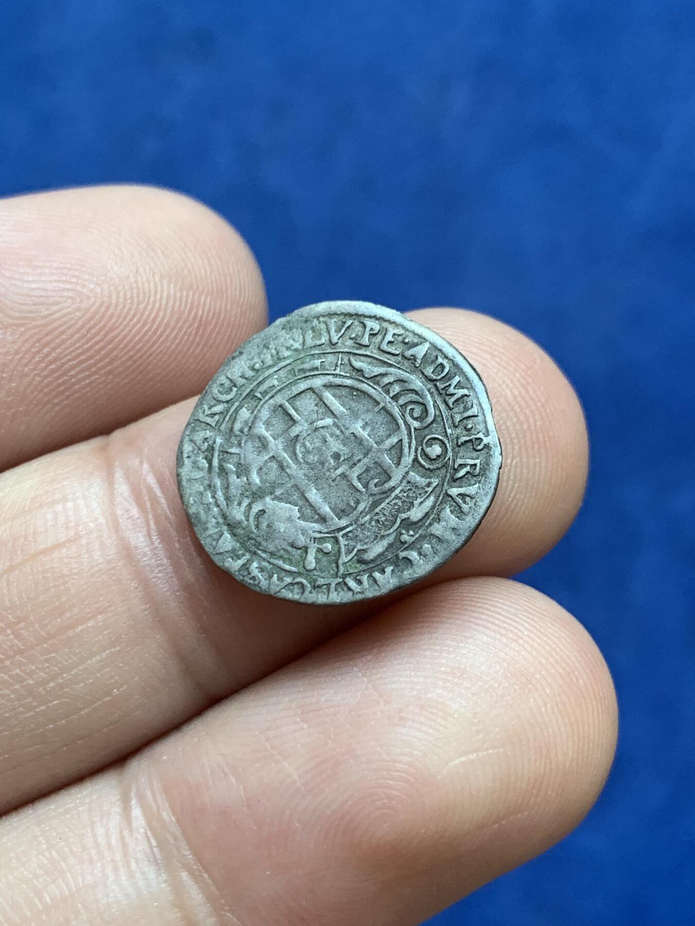 《竞宝斋》第296场- 周日，周一  2场连拍 （全场包邮） 神圣罗马帝国特里尔大主教区1657年（MDCLVII）1/2 Albus打制银币，著名的Karl Caspar von der Leyen在位时期，为神圣罗马帝国七大选帝侯之一。正面是圣彼得左手拿书右手持钥匙，背面是选帝侯的盾徽，上方为选帝侯冠。