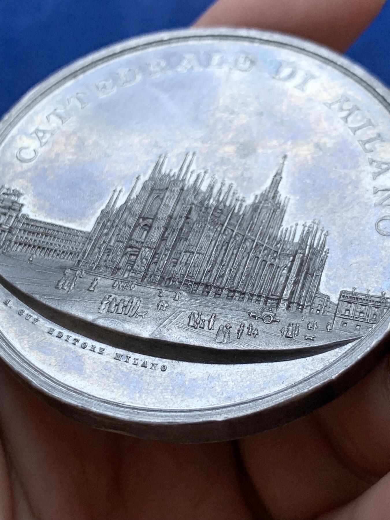 《竞宝斋》第296场- 周日，周一  2场连拍 （全场包邮） 意大利1867年米兰中心广场及米兰大教堂纪念章，白色金属材质，少见，高浮雕，细节栩栩如生。世界五大天主教堂之一，56mm大尺寸 75克