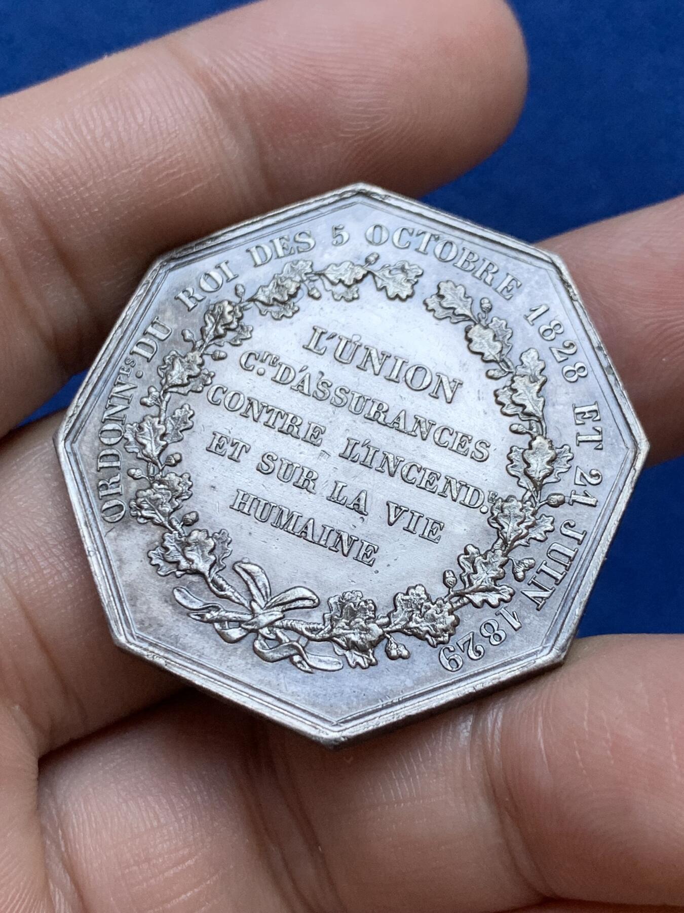 《竞宝斋》第296场- 周日，周一  2场连拍 （全场包邮） 法国 1860-1879 火灾保险 八角银质代市 蜜蜂边铭 底板光洁人物细致非常不错的品种 21.1克 36.5mm