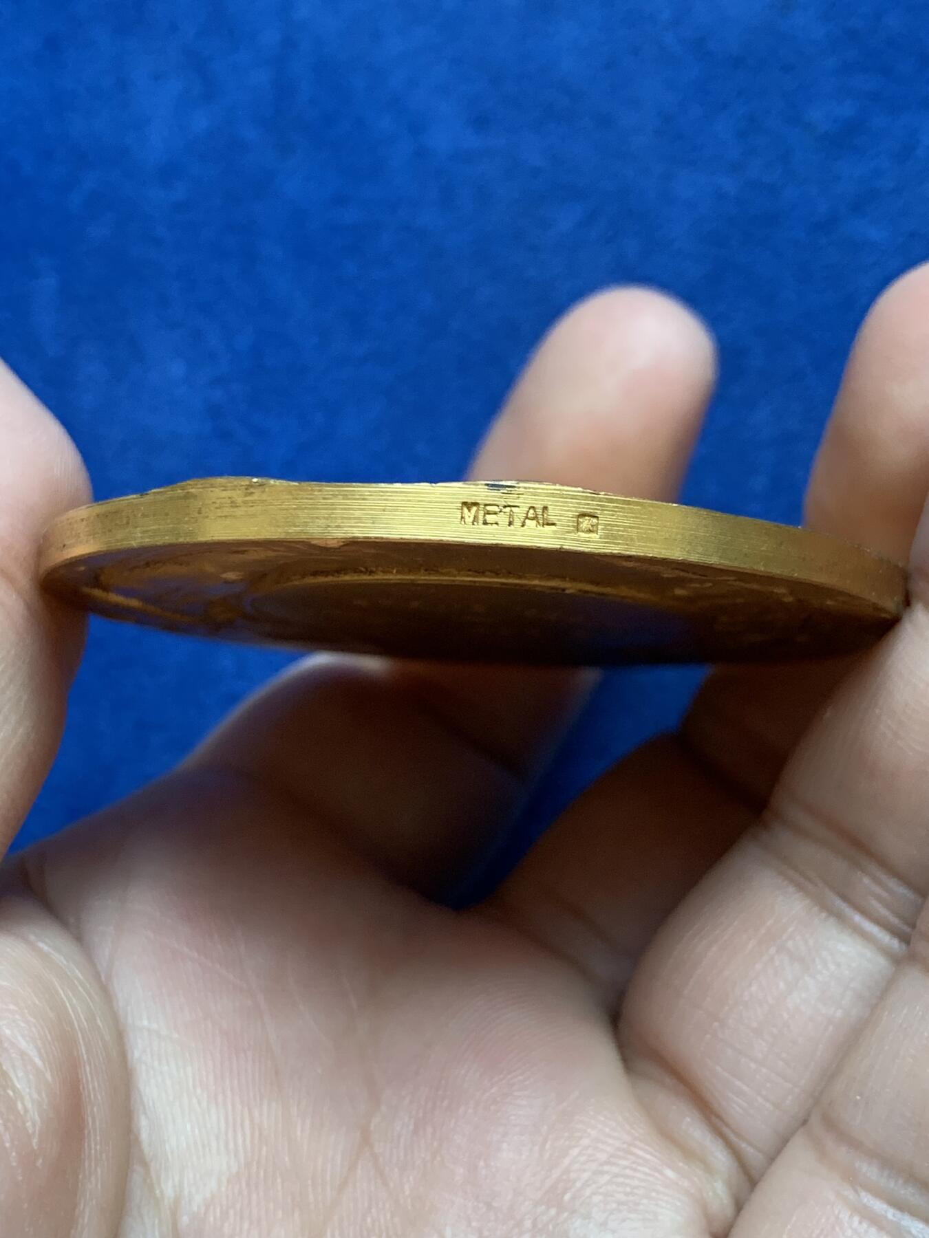 《竞宝斋》第296场- 周日，周一  2场连拍 （全场包邮） 女神 信鸽 纪念章 70.6克 55.7mm  METAL边铭