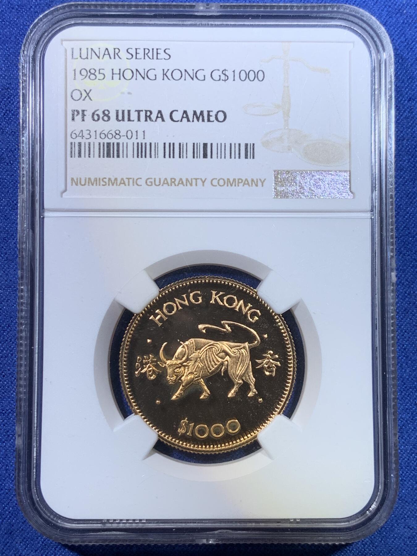 《竞宝斋》第296场- 周日，周一  2场连拍 （全场包邮） NGC PF68 ultra cameo 香港 1985年  1000元 金牛大金币 15.97克，发行量4万枚，汉字和英文的香港，中西结合，伊丽莎白二世年轻貌美，牛币就是牛皮哄哄牛气冲天