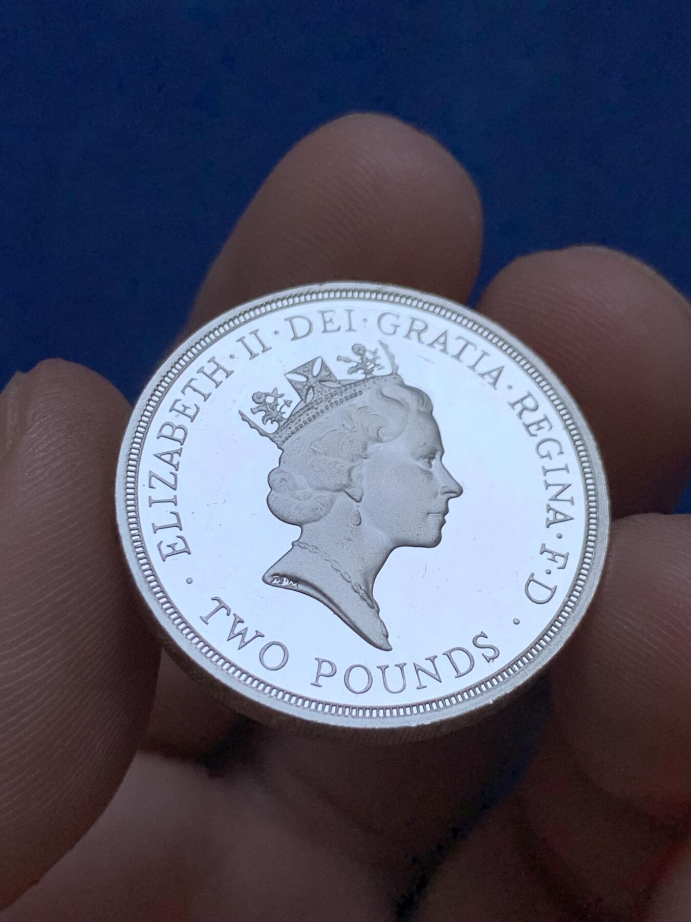 《竞宝斋》第296场- 周日，周一  2场连拍 （全场包邮） 英国1995年2镑精制纪念银币，二战胜利50周年、和平鸽