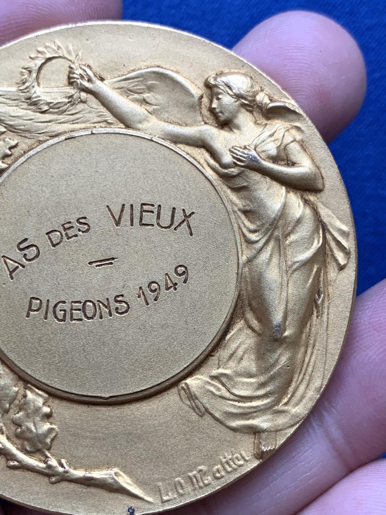 《竞宝斋》第296场- 周日，周一  2场连拍 （全场包邮） 女神 信鸽 纪念章 70.6克 55.7mm  METAL边铭