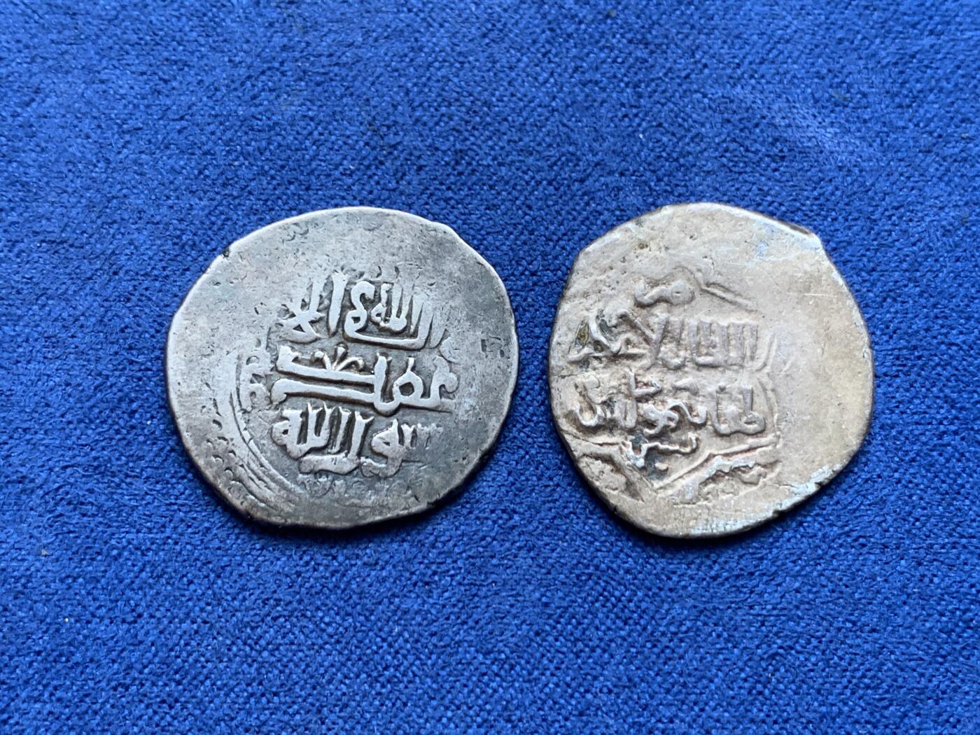 《竞宝斋》第296场- 周日，周一  2场连拍 （全场包邮） 2枚一组 蒙古伊尔汗国2第纳汗银币 普通的2g一枚 2第纳汗4g一枚