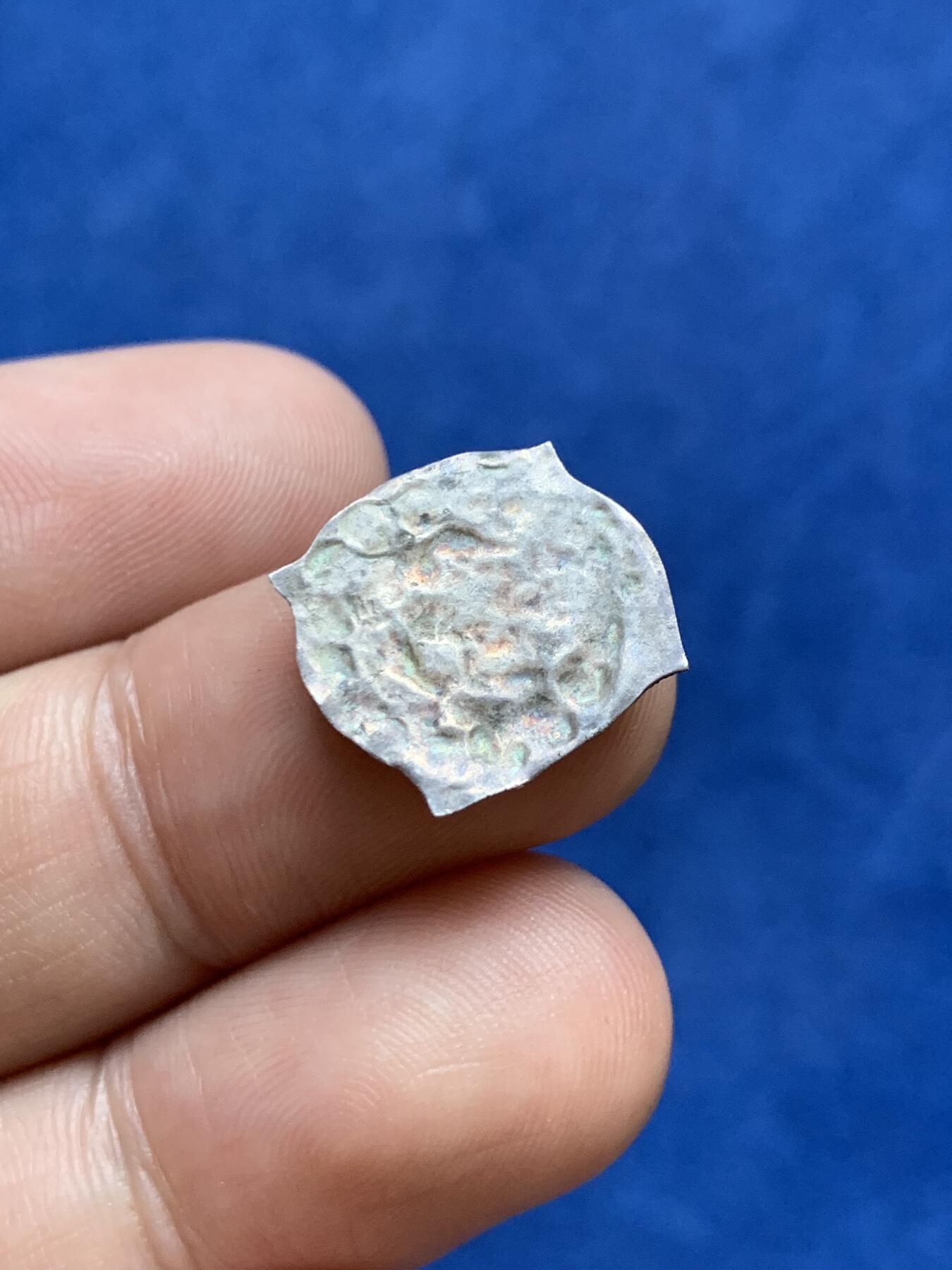 《竞宝斋》第296场- 周日，周一  2场连拍 （全场包邮） 德国中世纪布雷斯高伯国第纳尔打制银币，年份1251-1253年，哈布斯堡家族的鲁道夫四世在位时期，非常经典的苞状币，图案为向右的龙，外拍价格很高。（附图，见右侧）