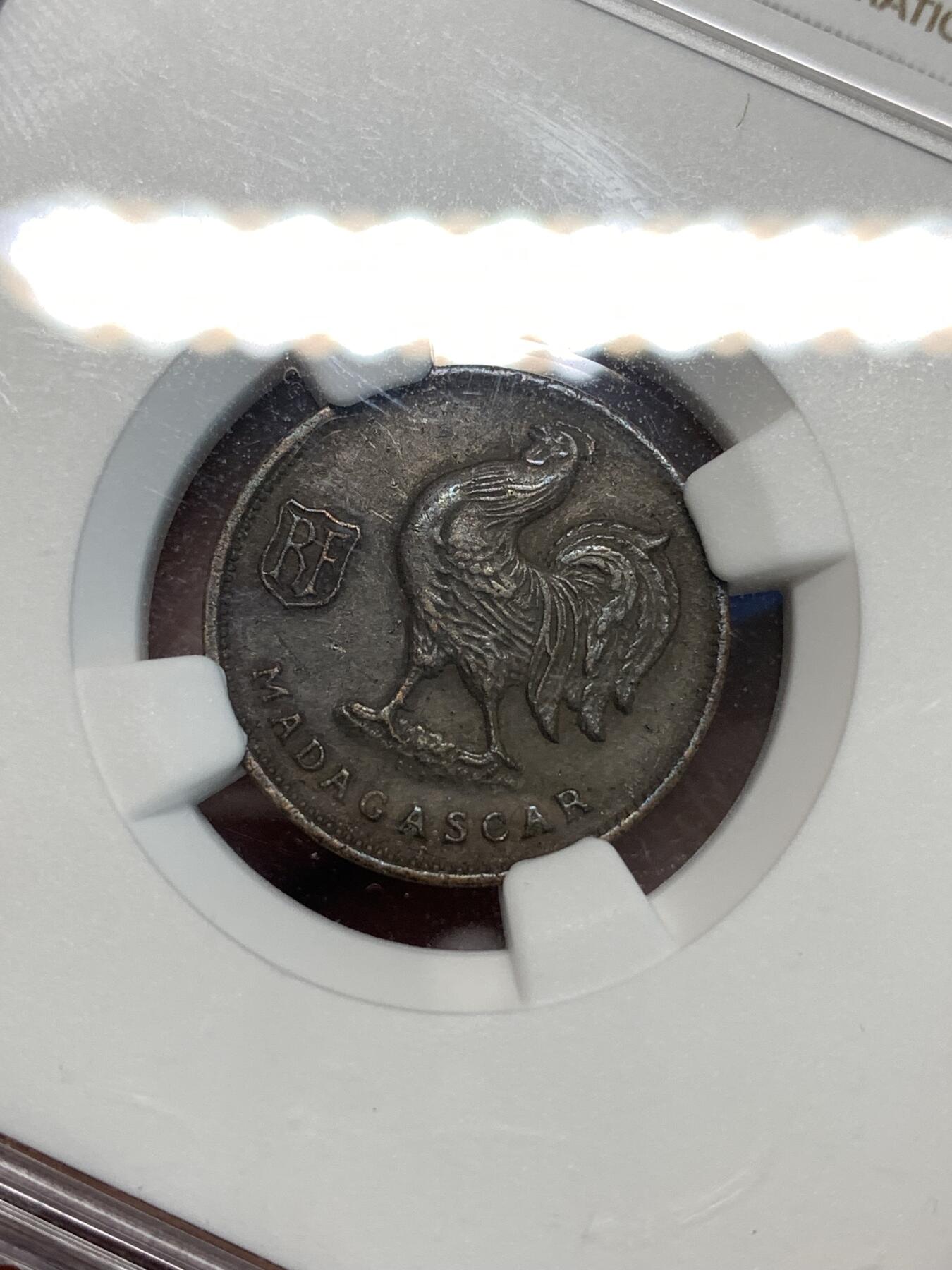 《竞宝斋》第296场- 周日，周一  2场连拍 （全场包邮） NGC AU50BN 自由法国1943年殖民地马达加斯加50分高卢雄鸡二战期间广泛流通 欧洲包浆高性价比之选 MS售价高