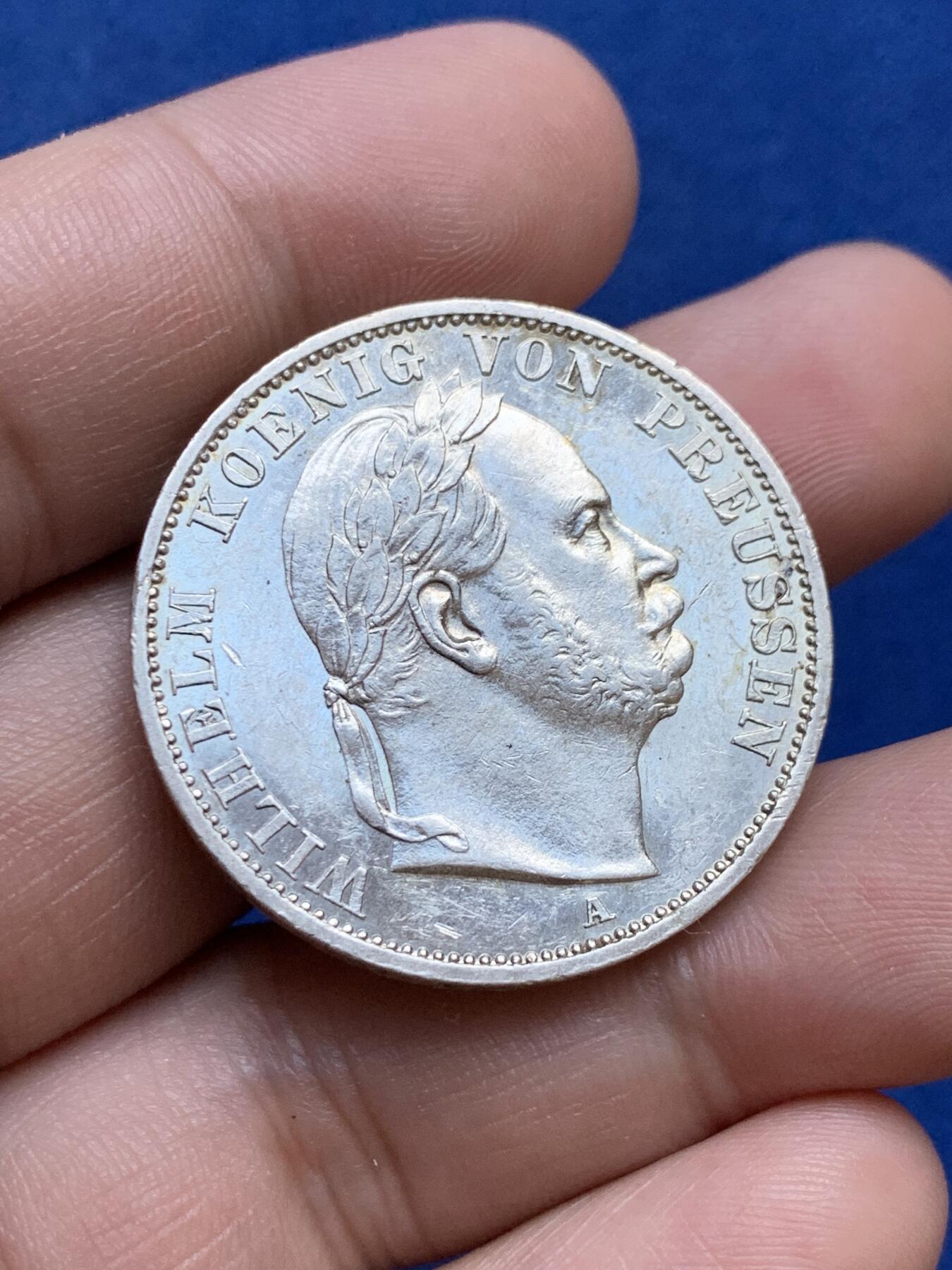 《竞宝斋》第296场- 周日，周一  2场连拍 （全场包邮） 德国普鲁士1866年普奥战争胜利1泰勒银币威廉一世带桂冠头像 底板有镜面感 牛皮纸保养边铭清晰