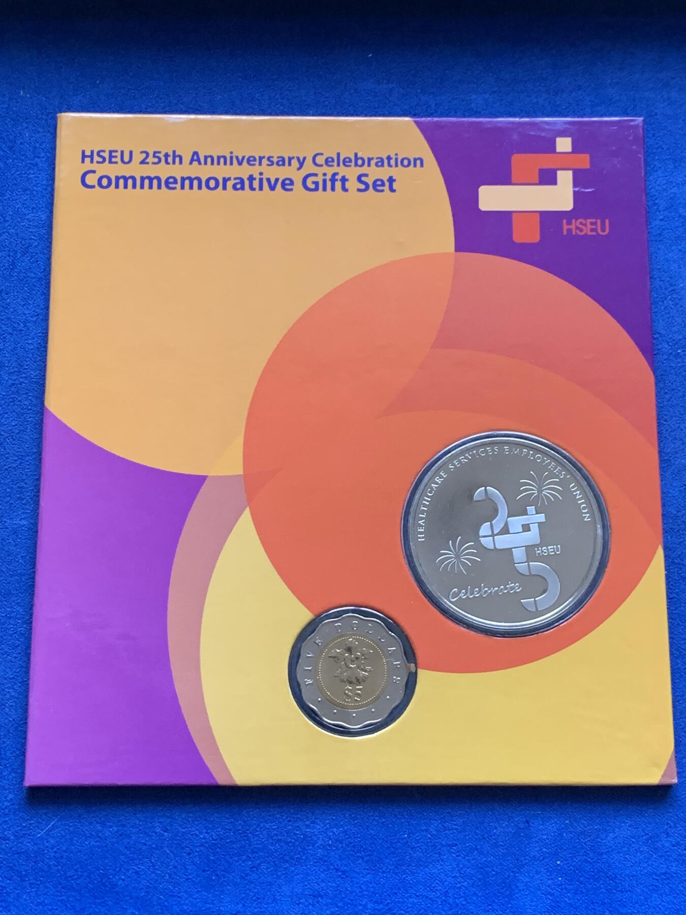 《竞宝斋》第296场- 周日，周一  2场连拍 （全场包邮） 新加坡 2014 双色币+章 卡册