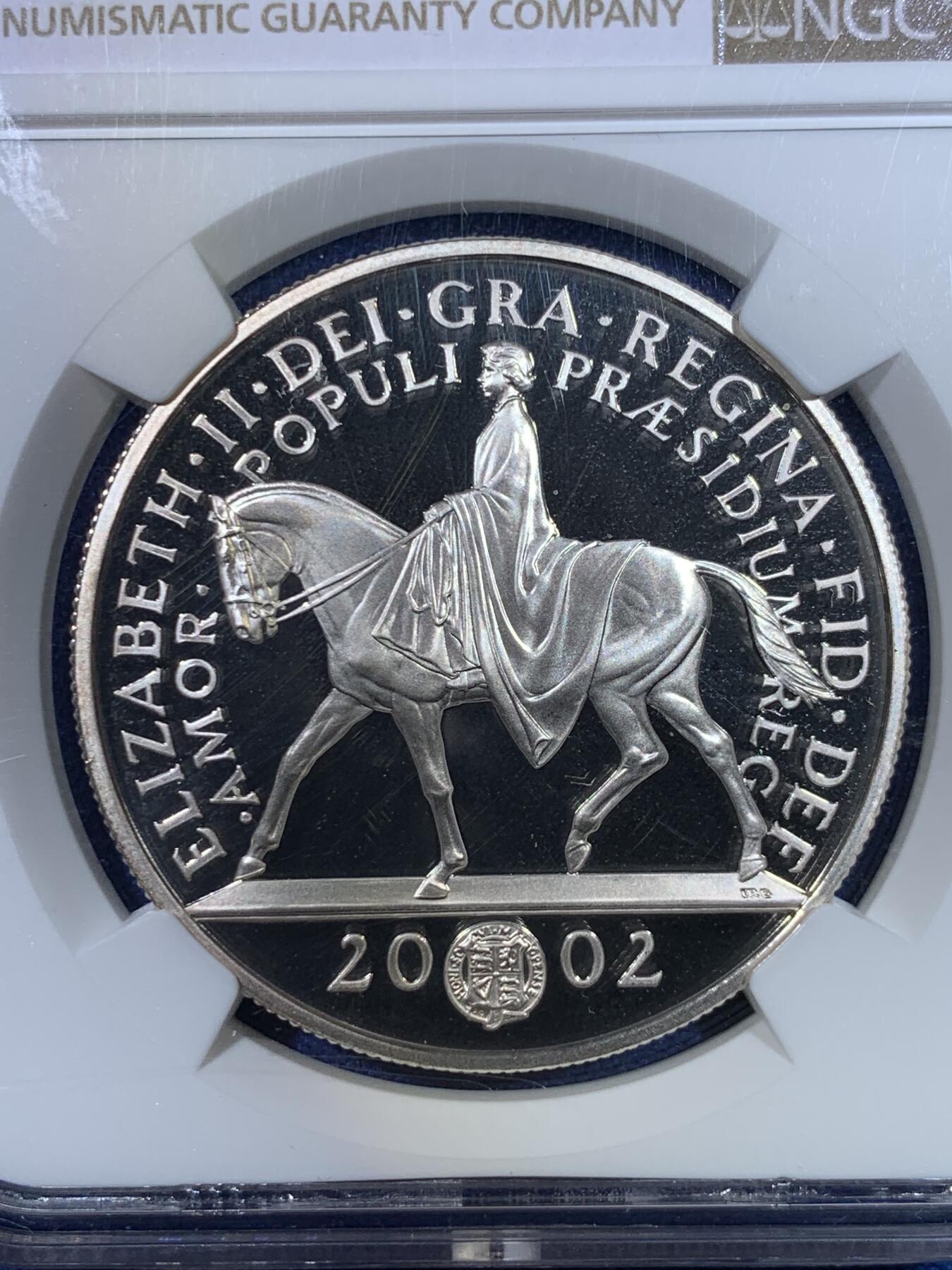 《竞宝斋》第296场- 周日，周一  2场连拍 （全场包邮） NGC PF69UC 英国 2002年 5镑银币（伊丽莎白二世女王金禧登基50周年纪念精制银币，女王最经典的骑马造型，镜面效果霸道）