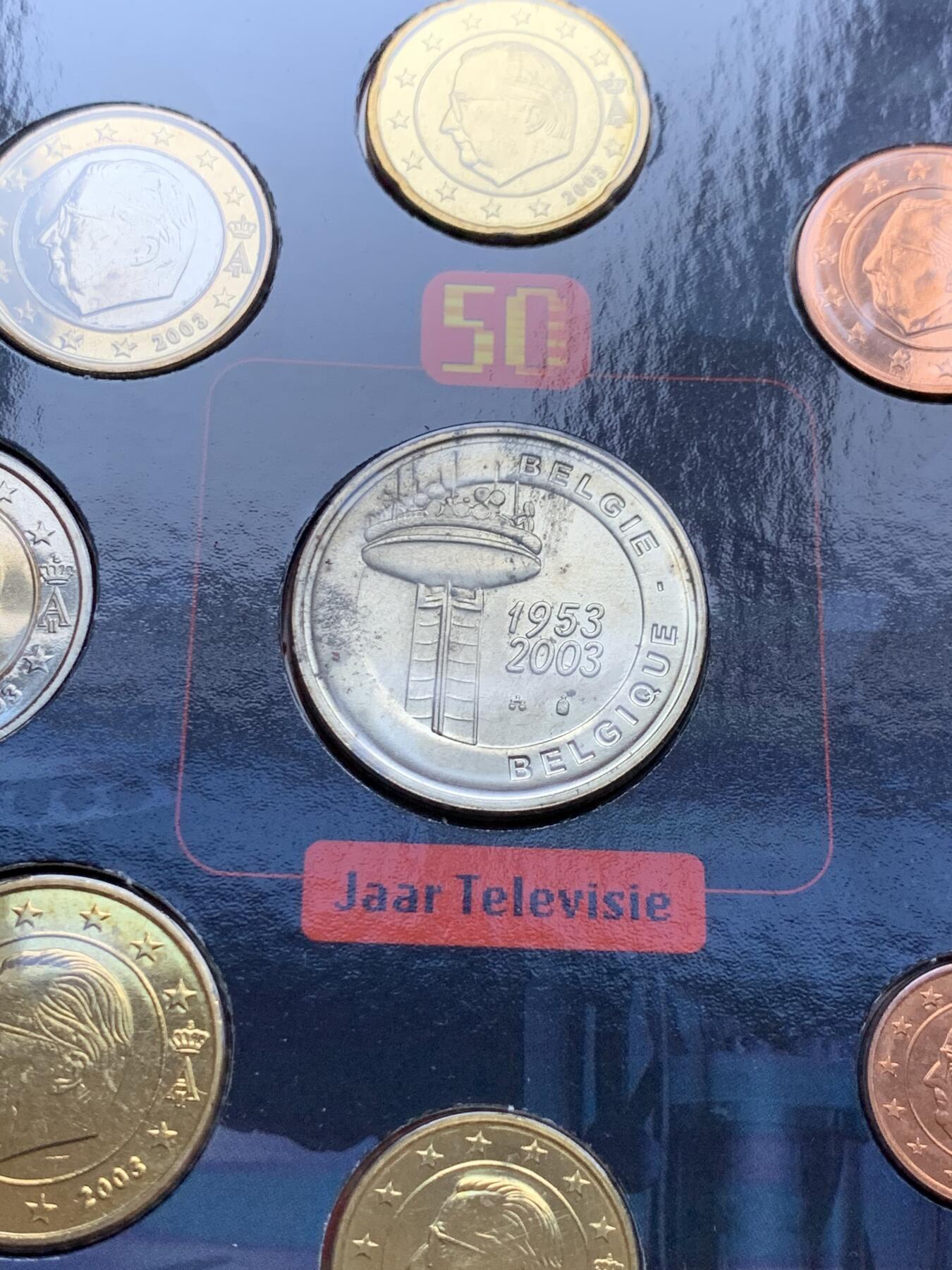 《竞宝斋》第296场- 周日，周一  2场连拍 （全场包邮） 比利时2003年电视50周年2欧元套币 带一枚章