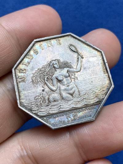 《竞宝斋》第296场- 周日，周一  2场连拍 （全场包邮） - 法国 名誉品 美人鱼 八角银质代币 油灯边铭 17.22克 33mm