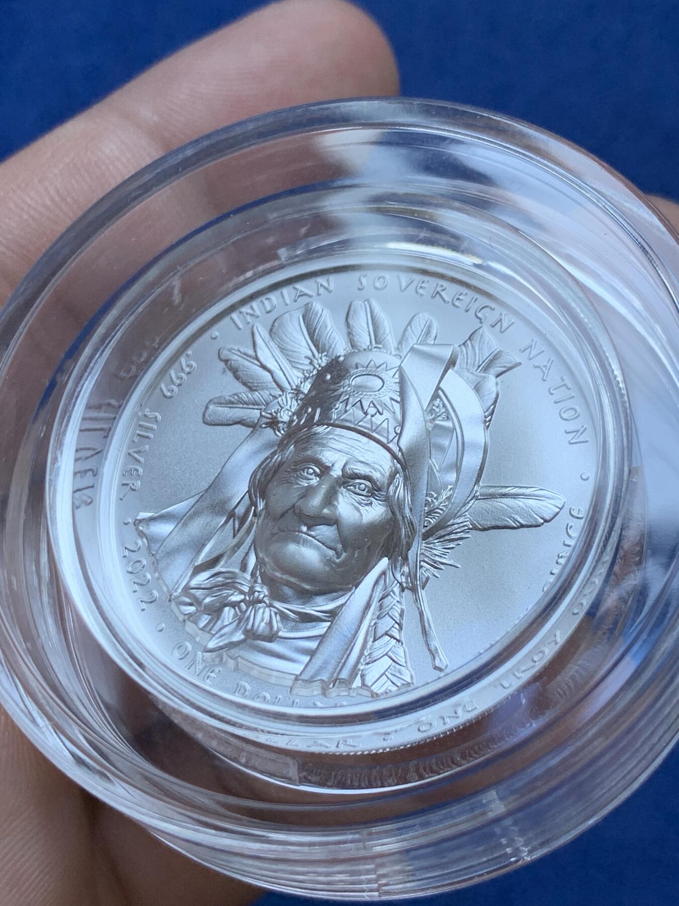 《竞宝斋》第296场- 周日，周一  2场连拍 （全场包邮） 美国2022年发行的印第安酋长系列2“杰罗尼莫”1美元纪念银币 1盎司 超高浮雕工艺 限量2500枚 内盒有损见图