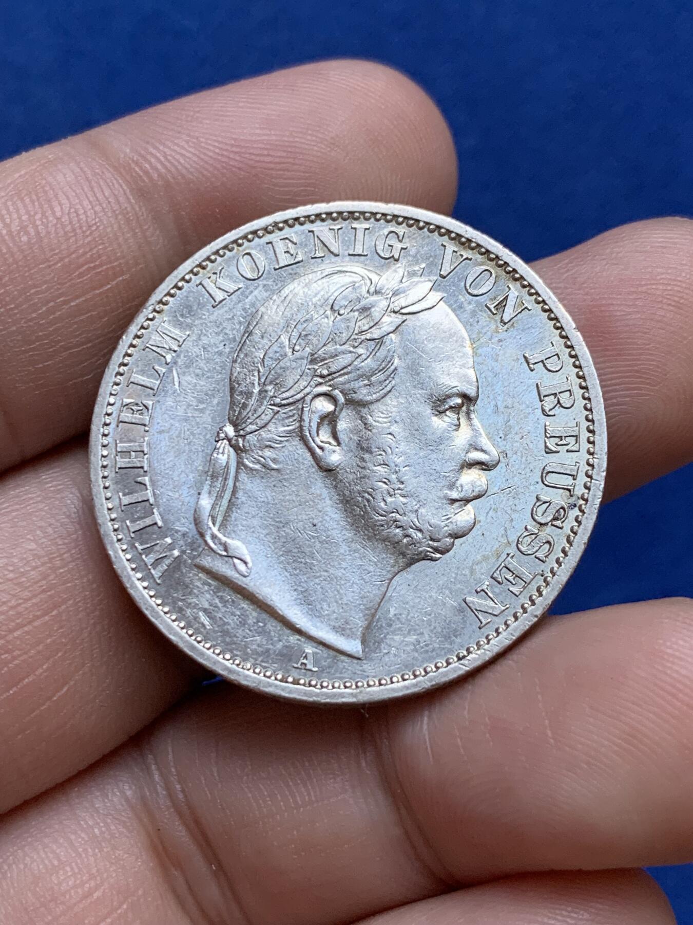 《竞宝斋》第296场- 周日，周一  2场连拍 （全场包邮） 德国普鲁士1866年普奥战争胜利1泰勒银币威廉一世带桂冠头像 底板有镜面感 牛皮纸保养边铭清晰