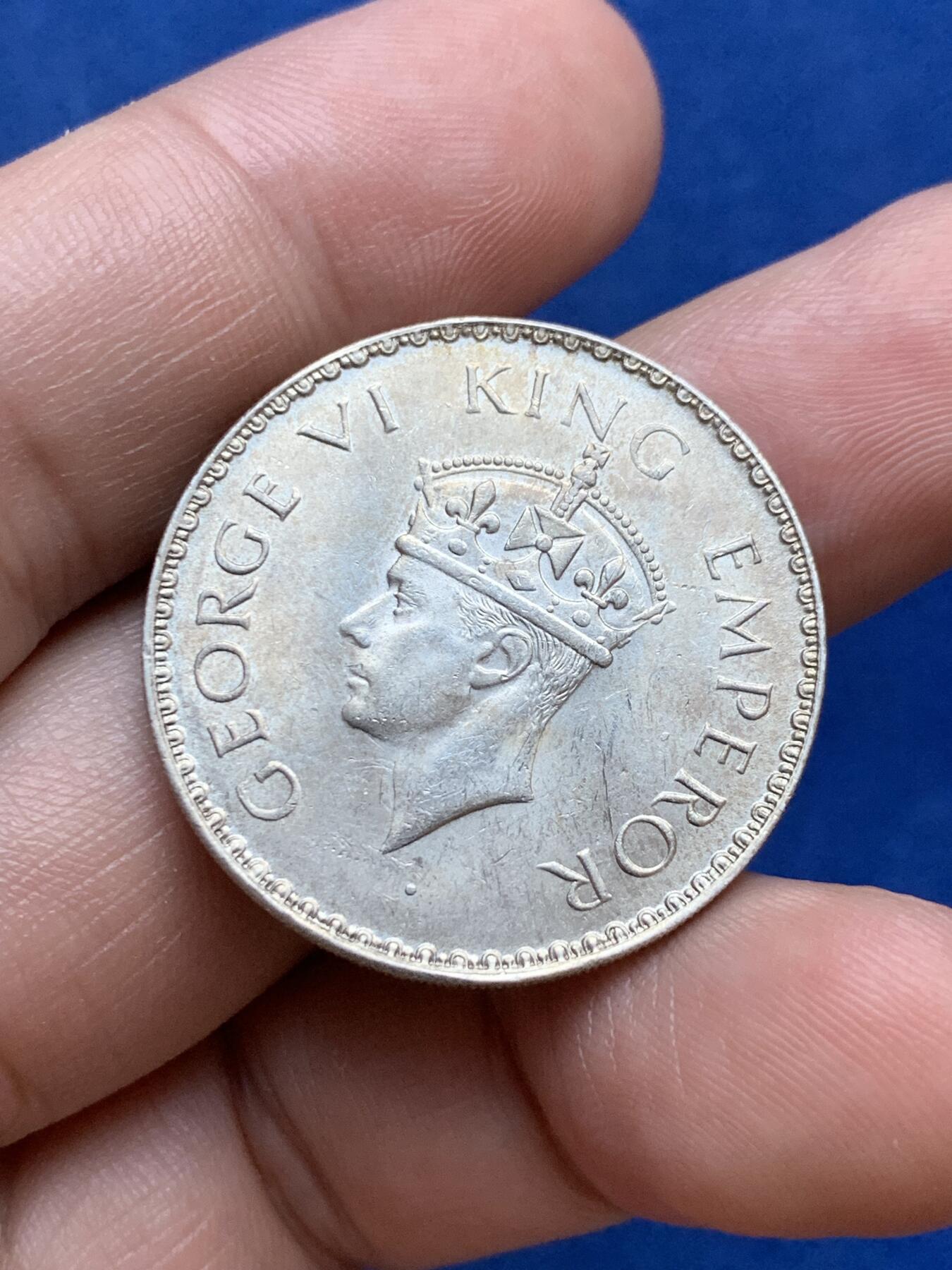 《竞宝斋》第296场- 周日，周一  2场连拍 （全场包邮） 英属印度1941年乔治六世1卢比银币 牛皮纸保养光度不错