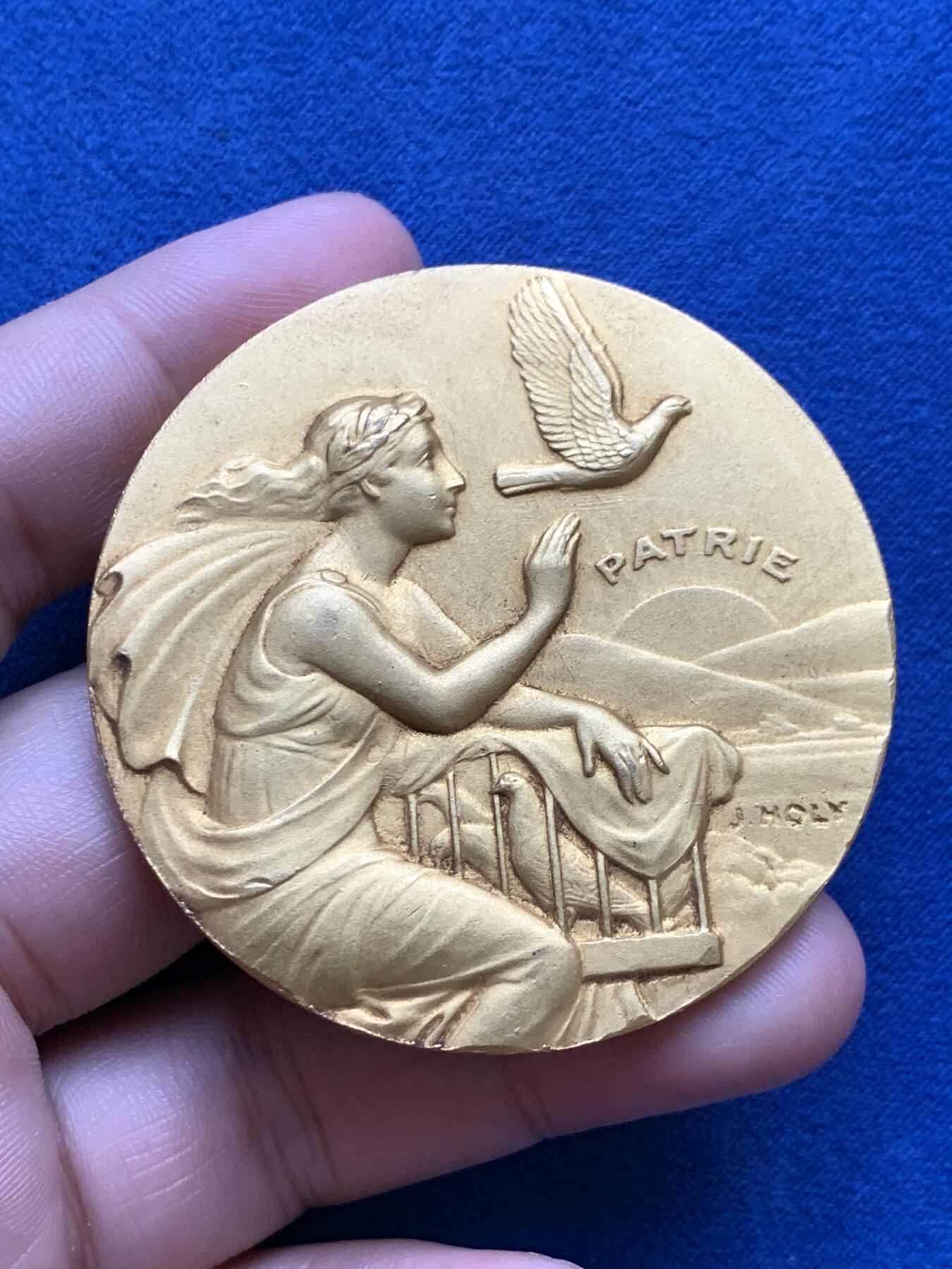 《竞宝斋》第296场- 周日，周一  2场连拍 （全场包邮） 女神 信鸽 纪念章 70.6克 55.7mm  METAL边铭