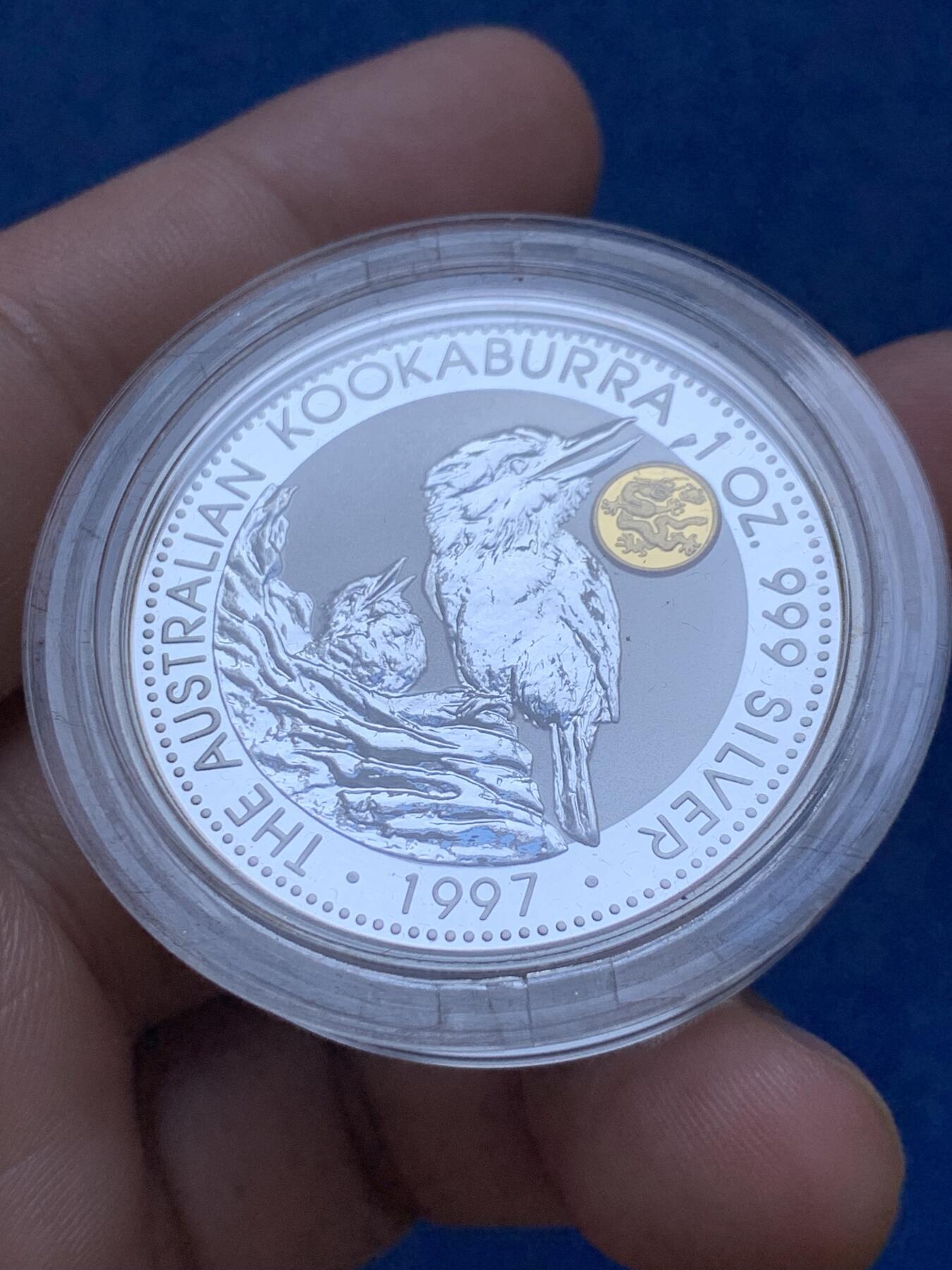 《竞宝斋》第296场- 周日，周一  2场连拍 （全场包邮） 1997年 澳大利亚 1元 翠鸟带黄金龙私印 发行数量：20000 银0.999 1盎司 私印是0.5克金 带盒证